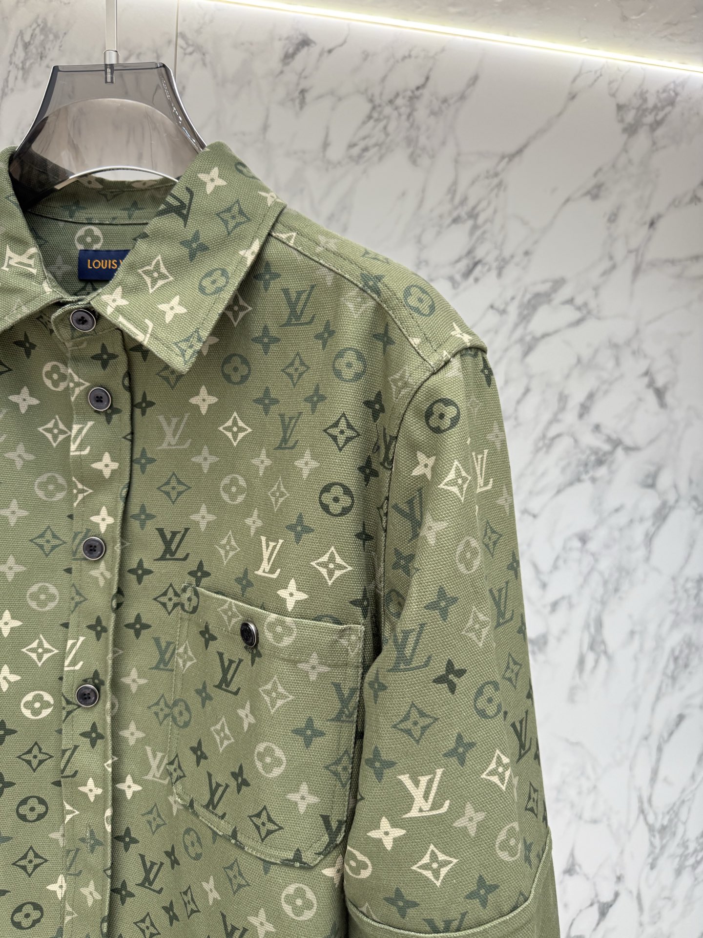 LV 春款2026最新款时尚设计师款夹克外套.处处细节显工艺足够的高级 结构性剪裁的设计改变来展现男士多