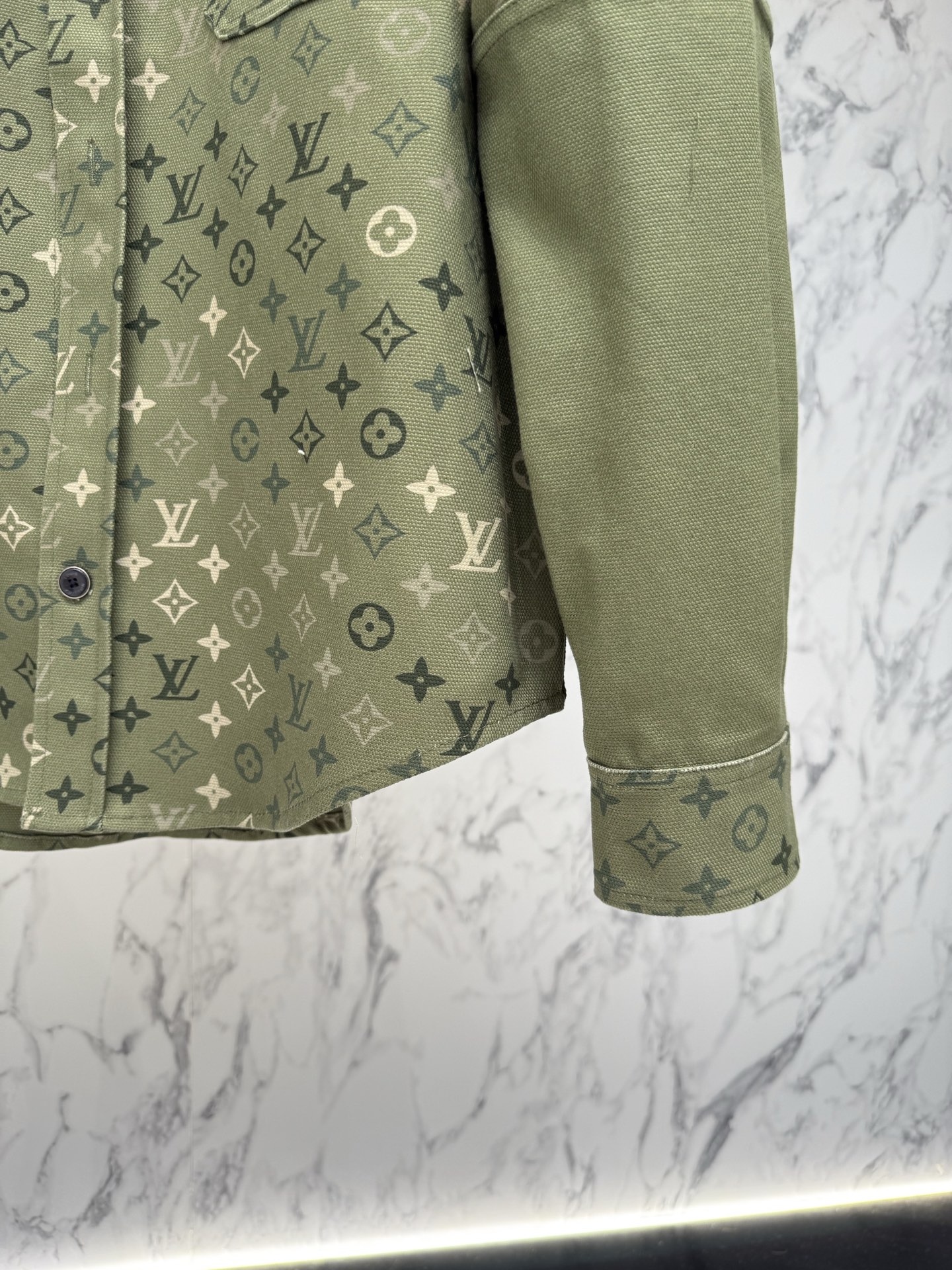 LV 春款2026最新款时尚设计师款夹克外套.处处细节显工艺足够的高级 结构性剪裁的设计改变来展现男士多