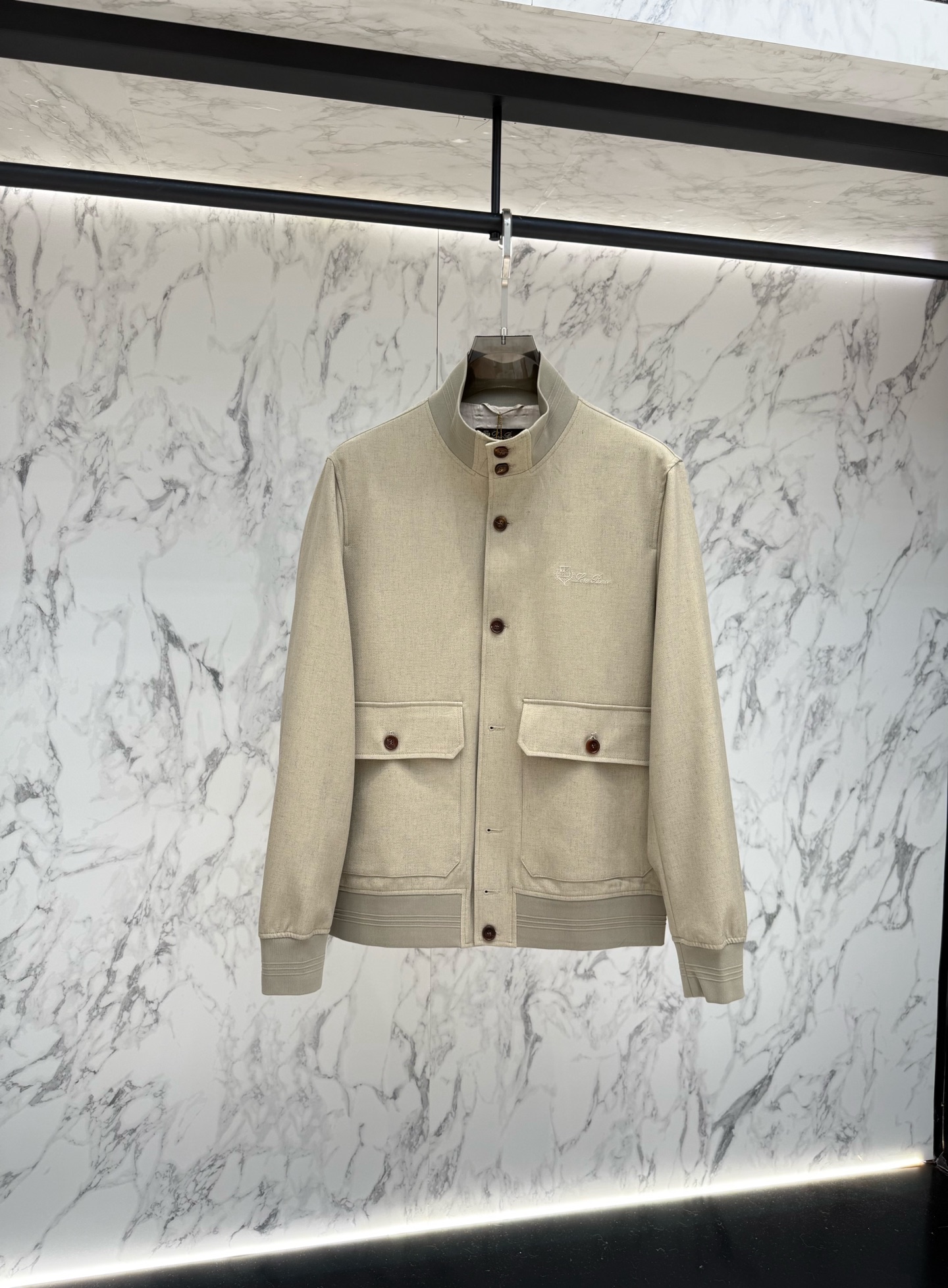 Loro piana 春款2026最新款时尚设计师款夹克外套.处处细节显工艺足够的高级 结构性剪裁的设计