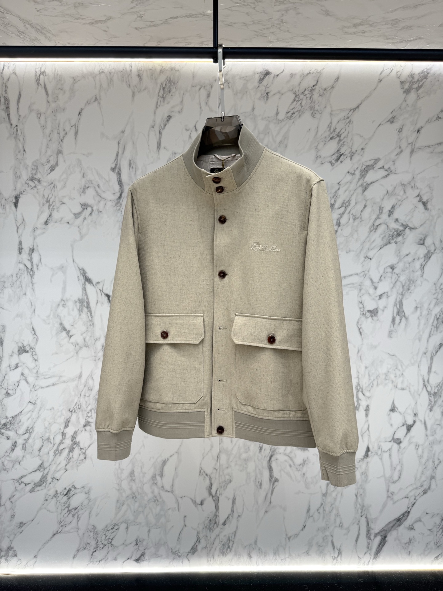 Loro piana 春款2026最新款时尚设计师款夹克外套.处处细节显工艺足够的高级 结构性剪裁的设计