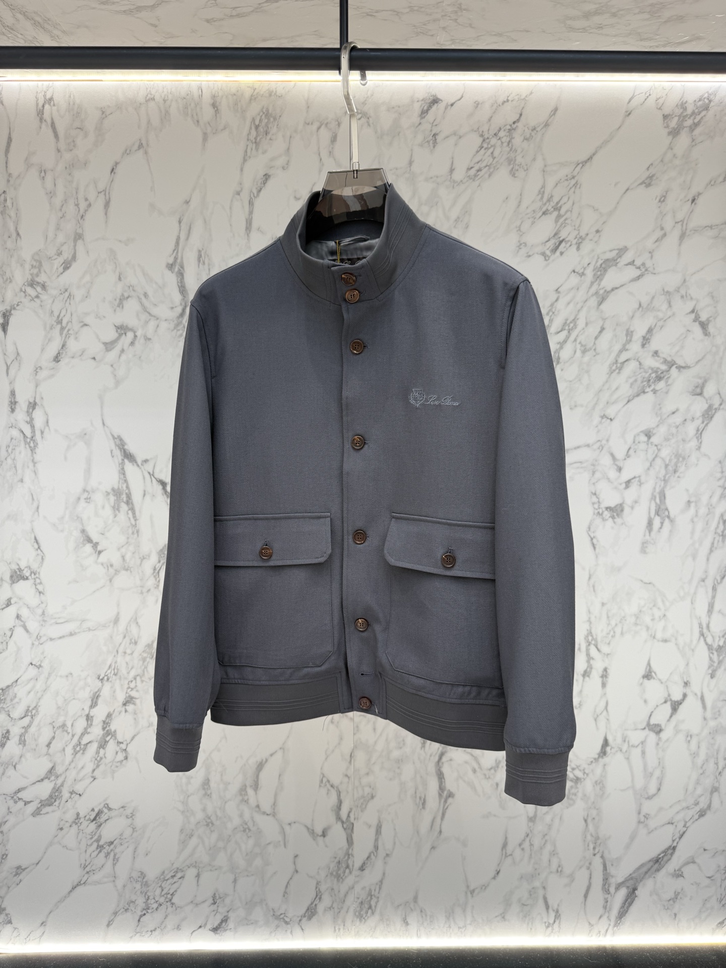 Loro piana 春款2026最新款时尚设计师款夹克外套.处处细节显工艺足够的高级 结构性剪裁的设计