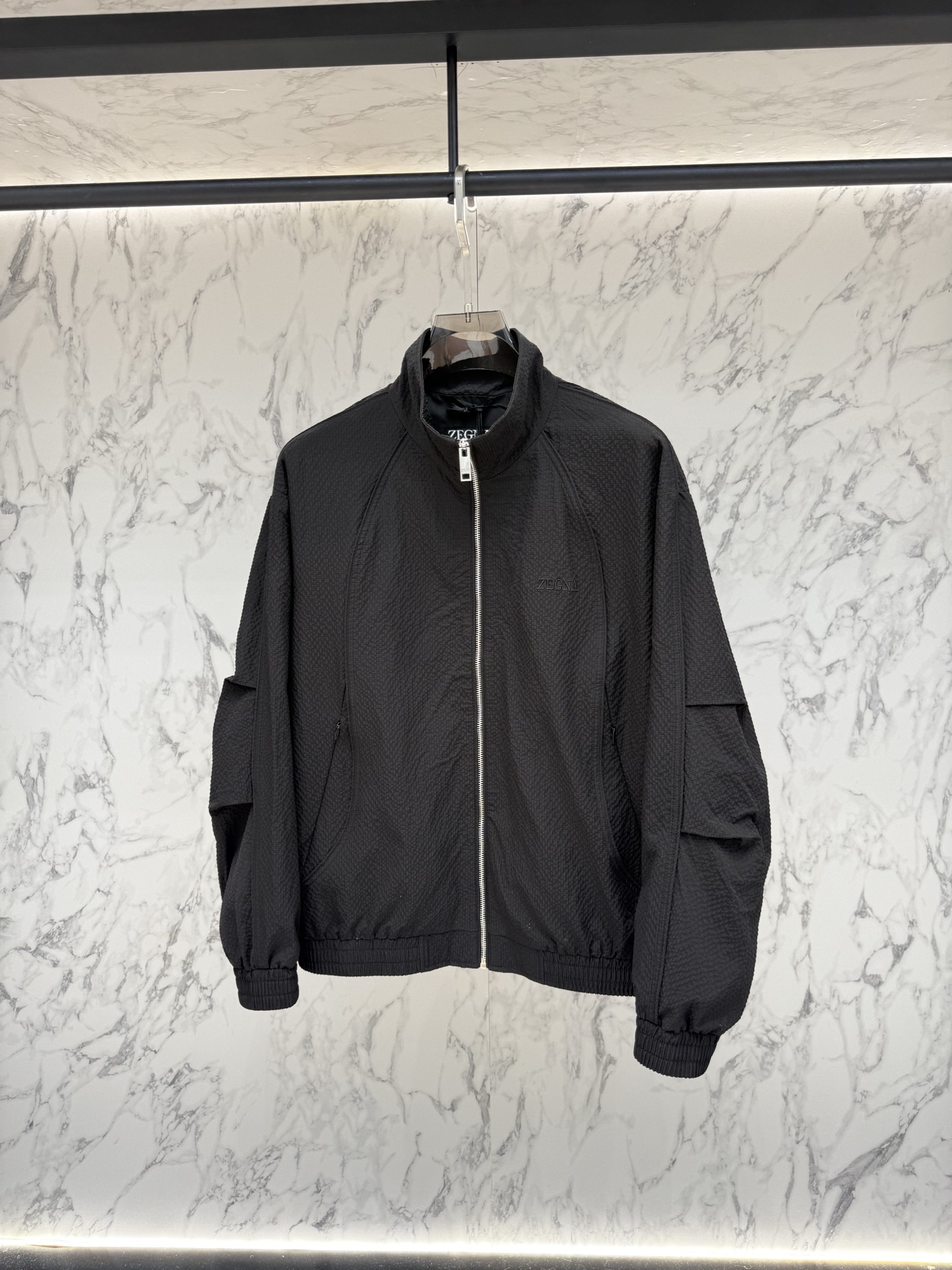 Zegna 春款2026最新款时尚设计师款夹克外套.处处细节显工艺足够的高级 结构性剪裁的设计改变来展现
