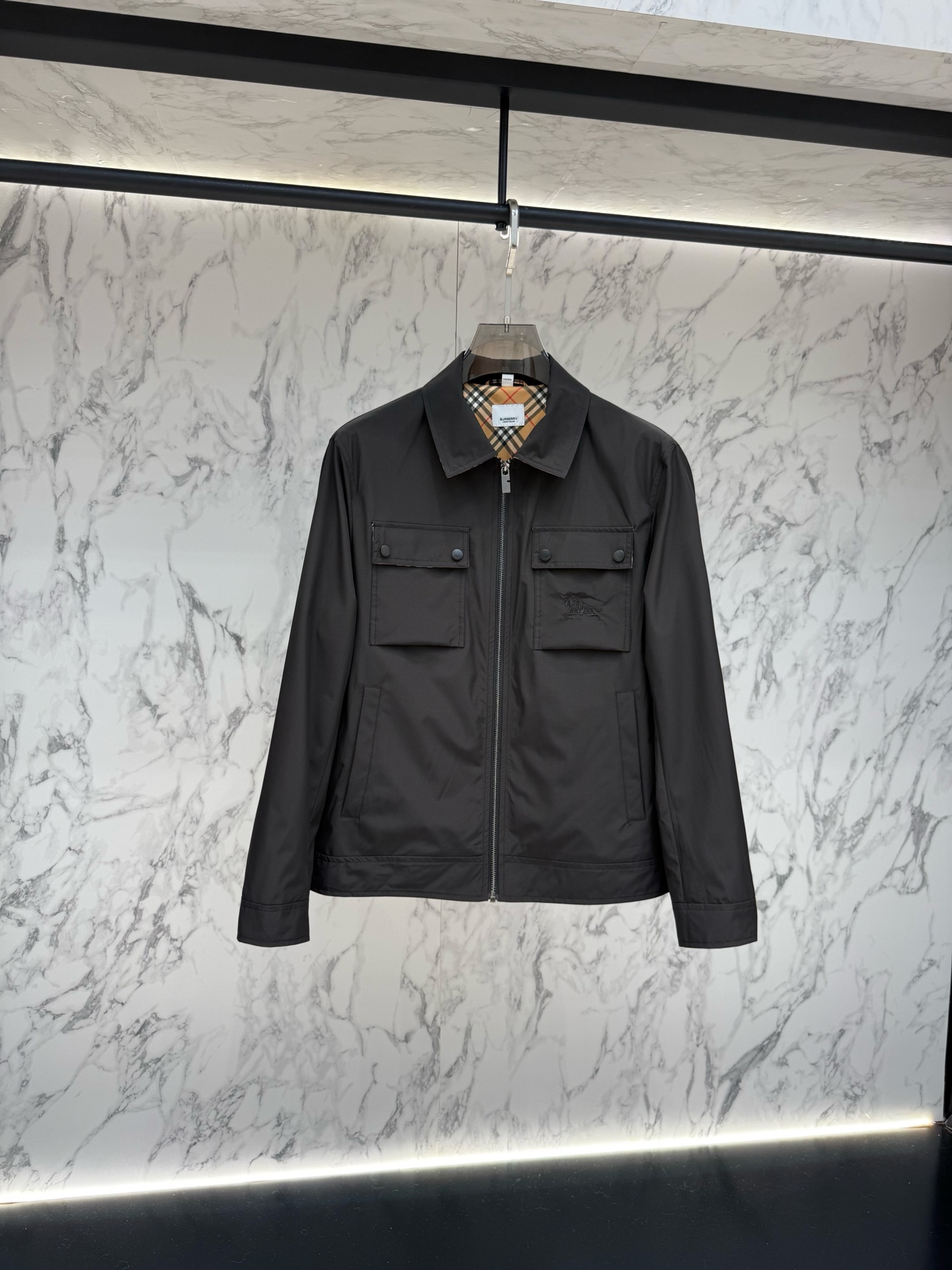 NO:952657,Release price Burberry spring 2026 latest fashion designer jacket. Every detail shows craftsmanship, and the design changes are enough high-end structural tailoring to show men's diverse image changes. They are slim and neat, and tailored to meet the current popular multi-layered wear. Versatile style for life. Size 48-56,,burberry,jackets & coats,jackets & coats,19860909放货价 Burberry 春款2026最新款时尚设计师款夹克外套.处处细节显工艺足够的高级结构性剪裁的设计改变来展现男士多样的形象变化,修身利落、剪裁合体,满足时下正流行的多层次穿搭,生活百搭款式 613 码数48-56,,burberry,jackets & coats,jackets & coats,,Men's clothing