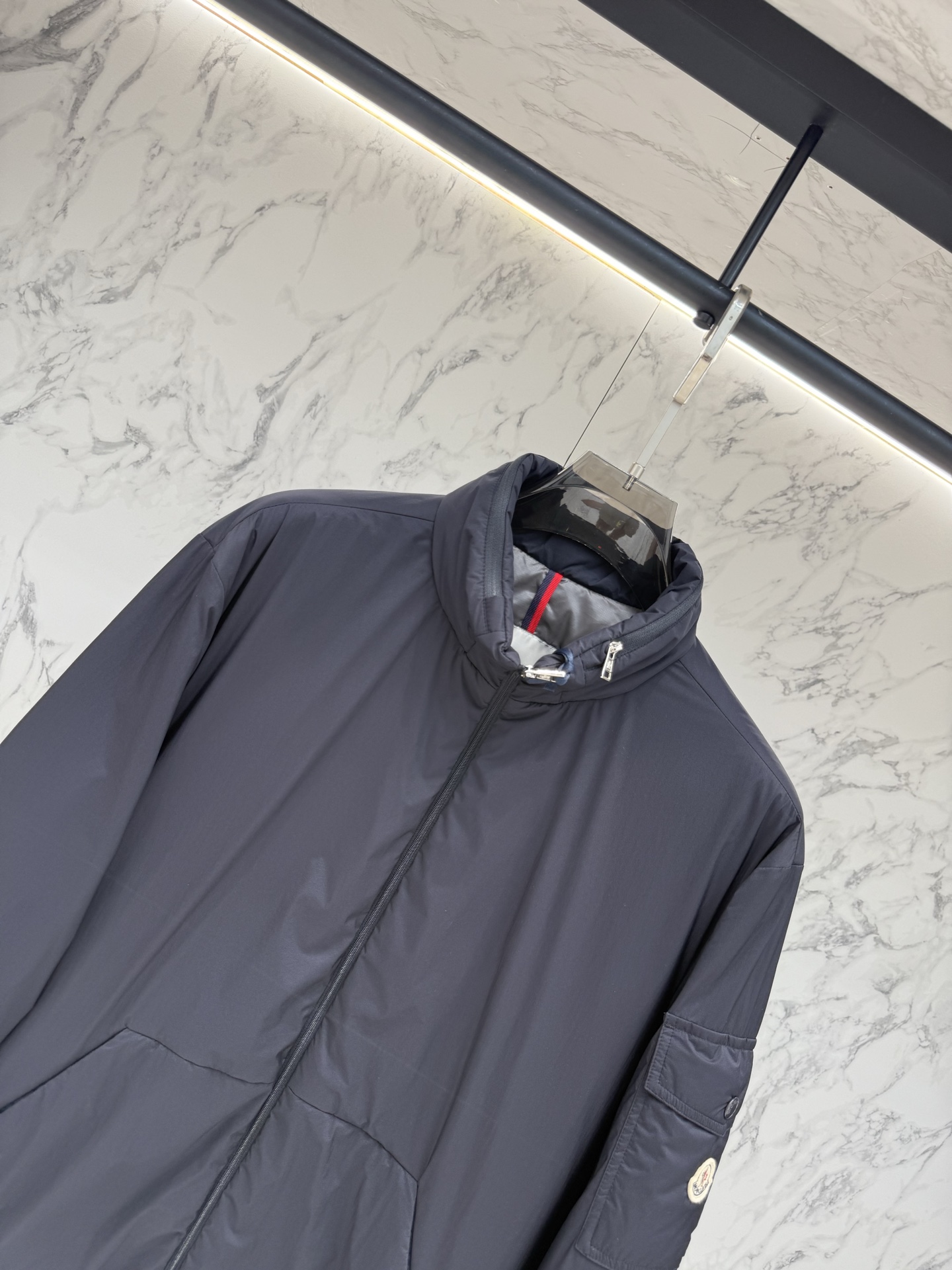 Moncler 顶级版本羽绒服最新款时尚设计师款羽绒外套.处处细节显工艺足够的高级   结构性剪裁的设计改变来展现男士多