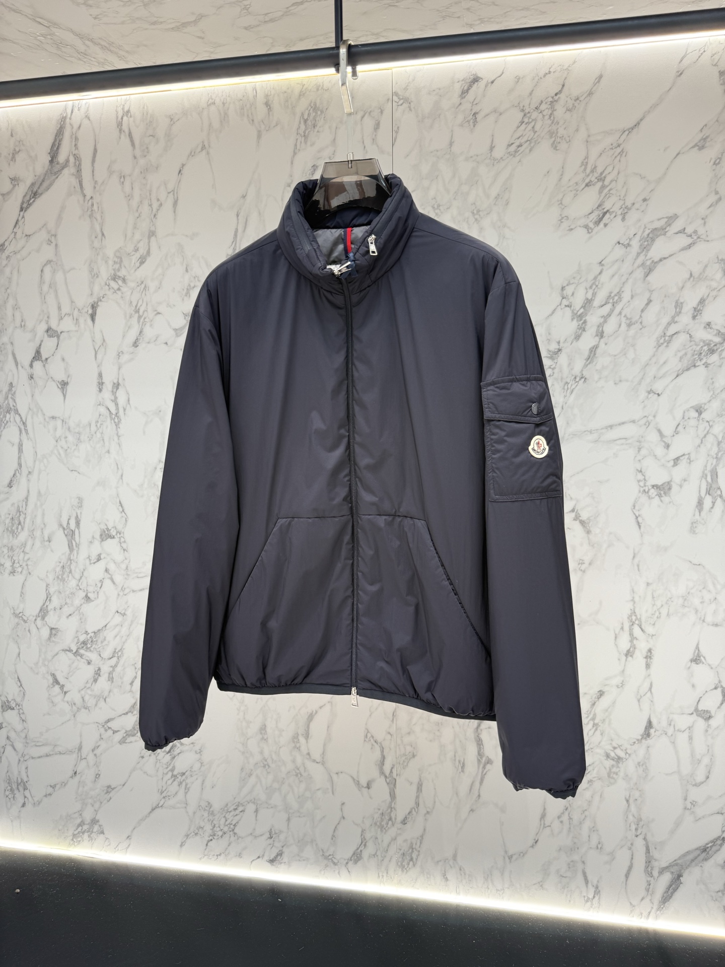 Moncler 顶级版本羽绒服最新款时尚设计师款羽绒外套.处处细节显工艺足够的高级   结构性剪裁的设计改变来展现男士多