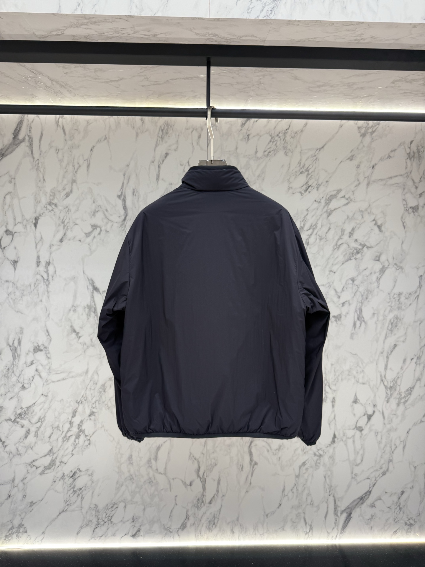 Moncler 顶级版本羽绒服最新款时尚设计师款羽绒外套.处处细节显工艺足够的高级   结构性剪裁的设计改变来展现男士多