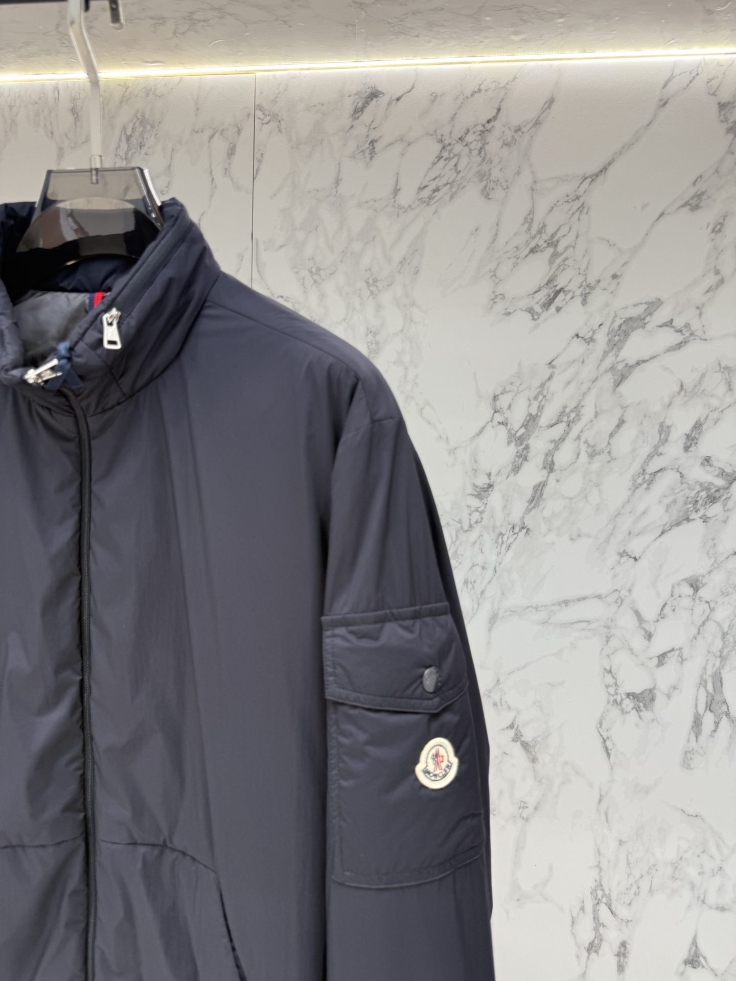 Moncler 顶级版本羽绒服最新款时尚设计师款羽绒外套.处处细节显工艺足够的高级   结构性剪裁的设计改变来展现男士多