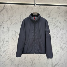 Moncler 顶级版本羽绒服最新款时尚设计师款羽绒外套.处处细节显工艺足够的高级 结构性剪裁的设计改变来展现男士多 Moncler 顶级版本羽绒服最新款时尚设计师款羽绒外套.处处细节显工艺足够的高级 结构性剪裁的设计改变来展现男士多