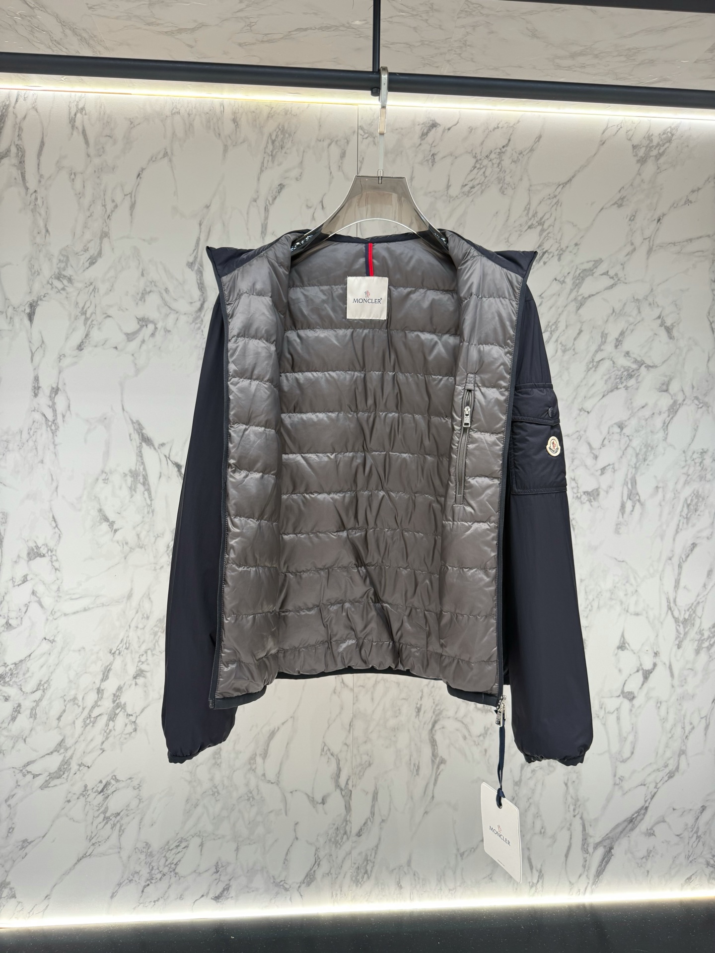 Moncler 顶级版本羽绒服最新款时尚设计师款羽绒外套.处处细节显工艺足够的高级   结构性剪裁的设计改变来展现男士多