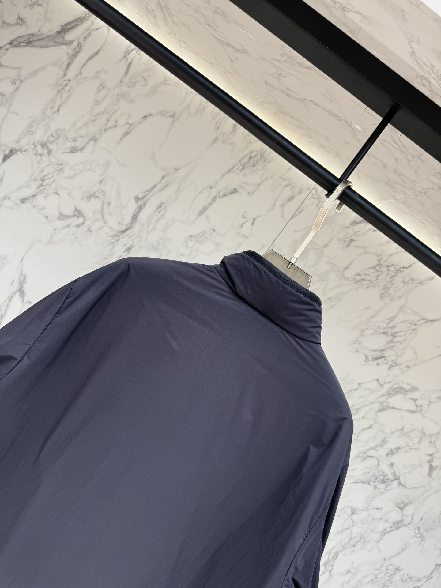 Moncler 顶级版本羽绒服最新款时尚设计师款羽绒外套.处处细节显工艺足够的高级   结构性剪裁的设计改变来展现男士多