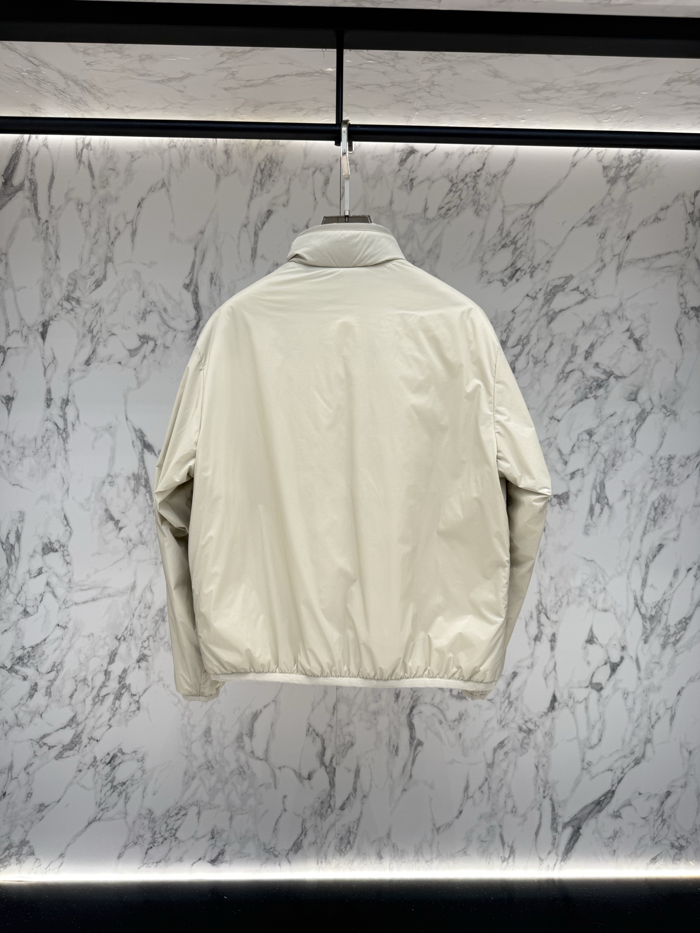 Moncler 顶级版本羽绒服最新款时尚设计师款羽绒外套.处处细节显工艺足够的高级   结构性剪裁的设计改变来展现男士多