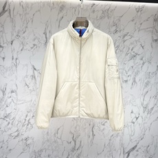 Moncler 顶级版本羽绒服最新款时尚设计师款羽绒外套.处处细节显工艺足够的高级 结构性剪裁的设计改变来展现男士多 Moncler 顶级版本羽绒服最新款时尚设计师款羽绒外套.处处细节显工艺足够的高级 结构性剪裁的设计改变来展现男士多