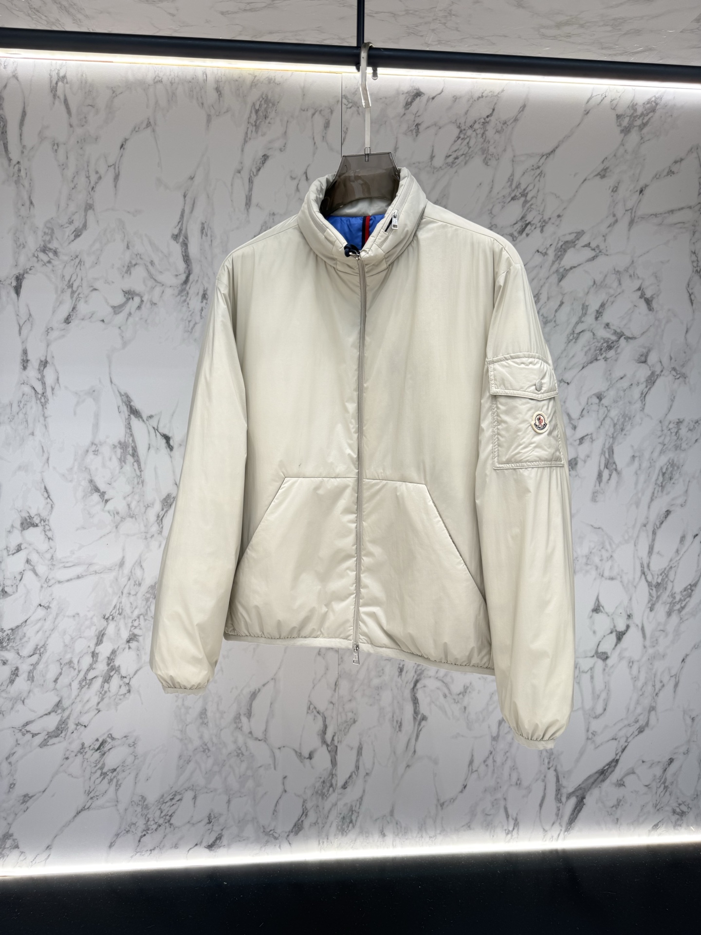 Moncler 顶级版本羽绒服最新款时尚设计师款羽绒外套.处处细节显工艺足够的高级   结构性剪裁的设计改变来展现男士多