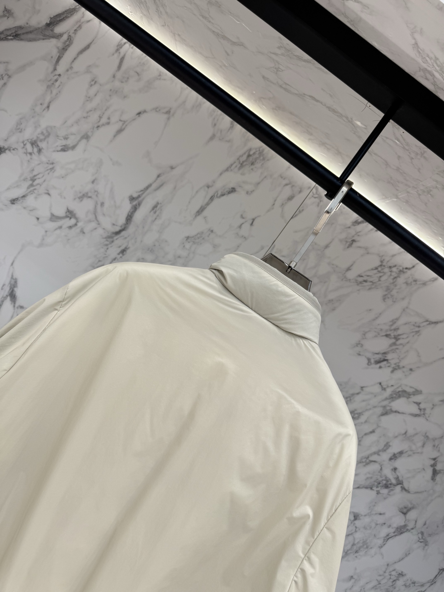 Moncler 顶级版本羽绒服最新款时尚设计师款羽绒外套.处处细节显工艺足够的高级   结构性剪裁的设计改变来展现男士多