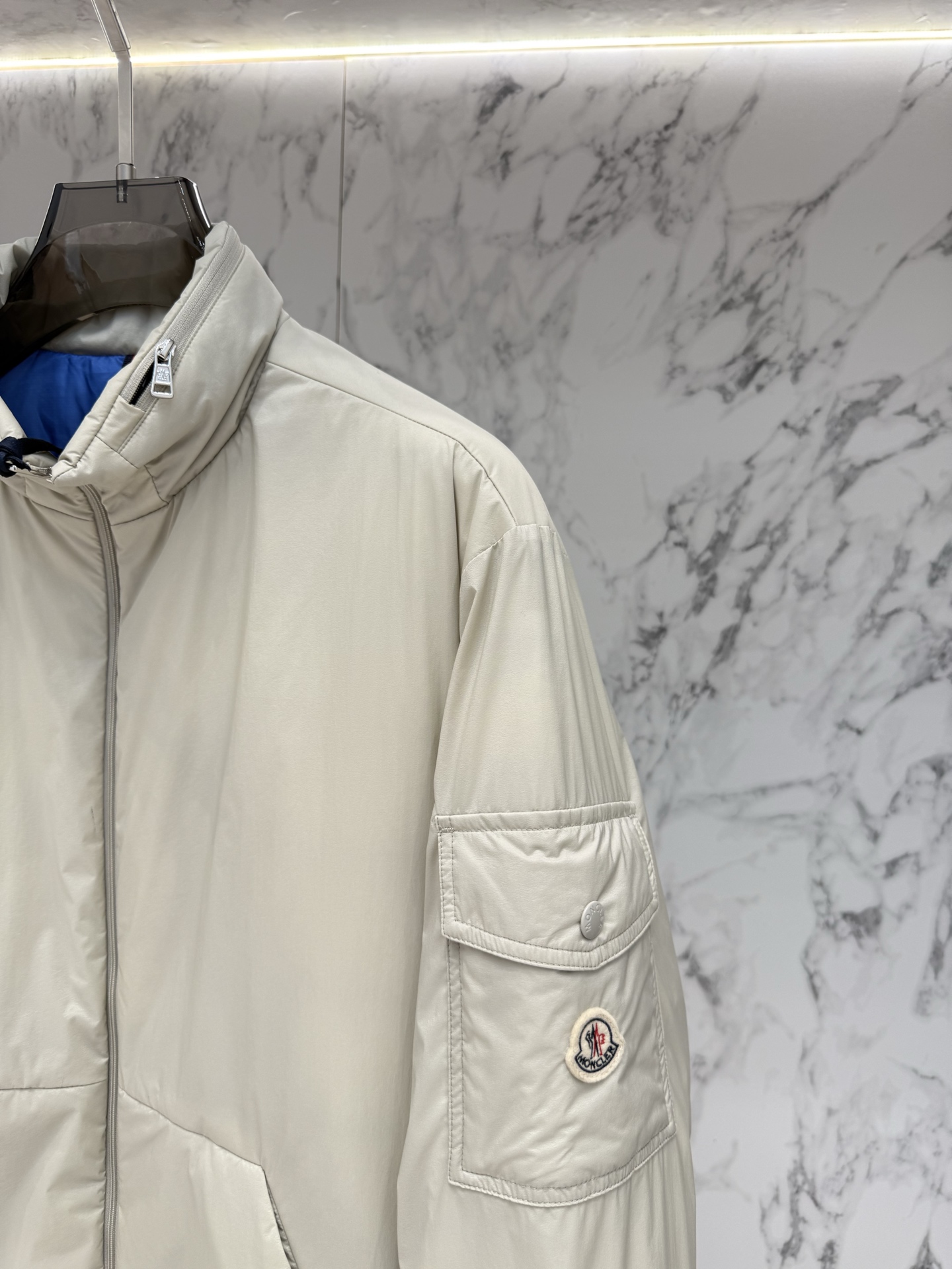 Moncler 顶级版本羽绒服最新款时尚设计师款羽绒外套.处处细节显工艺足够的高级   结构性剪裁的设计改变来展现男士多