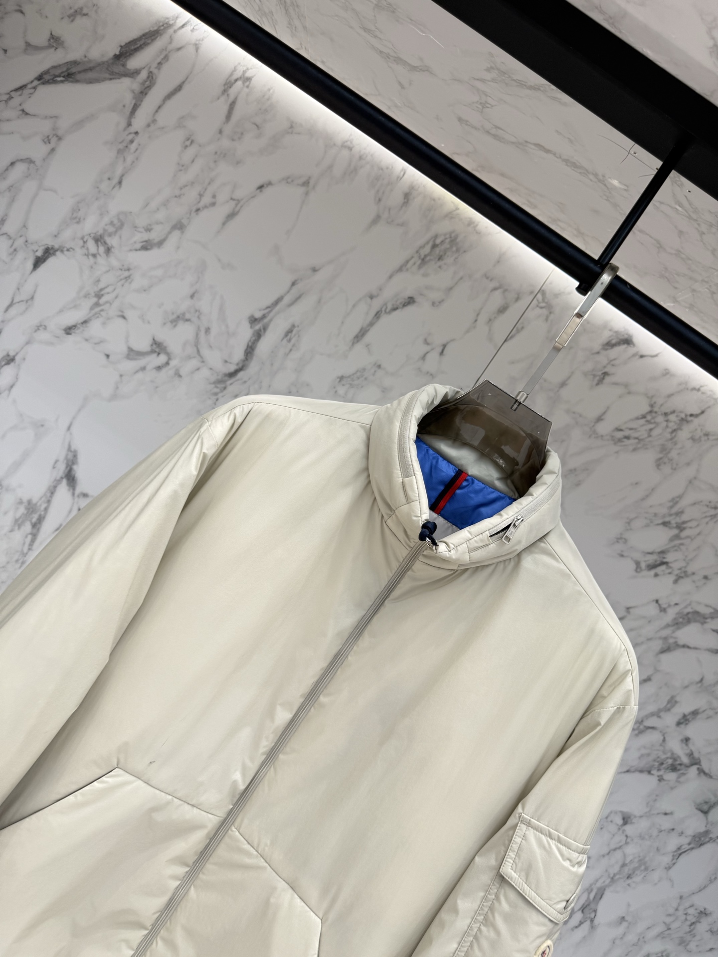 Moncler 顶级版本羽绒服最新款时尚设计师款羽绒外套.处处细节显工艺足够的高级   结构性剪裁的设计改变来展现男士多