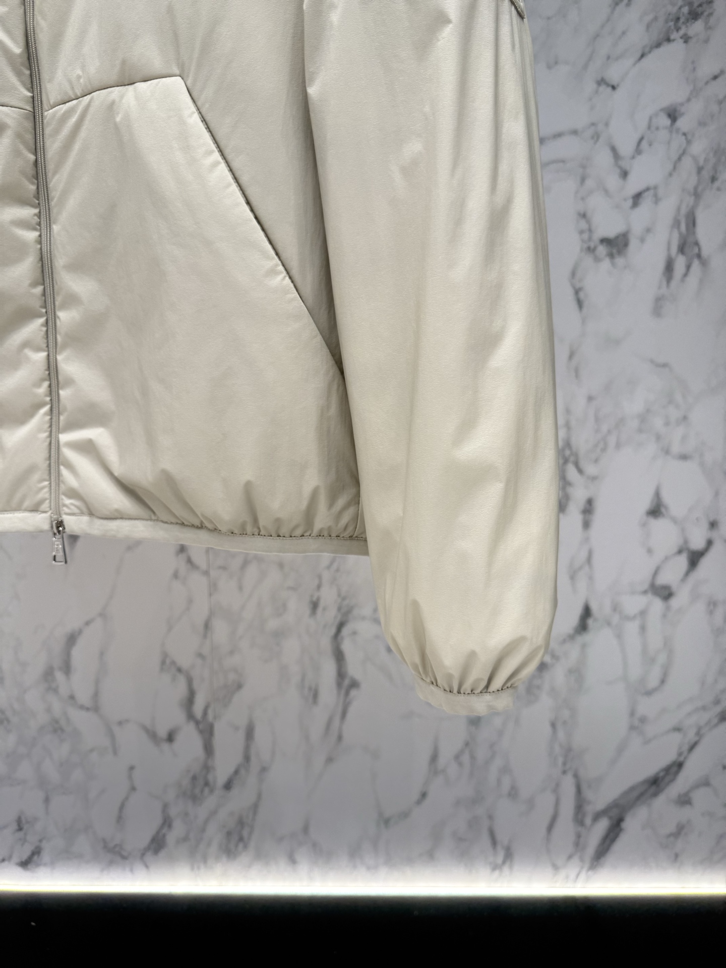 Moncler 顶级版本羽绒服最新款时尚设计师款羽绒外套.处处细节显工艺足够的高级   结构性剪裁的设计改变来展现男士多