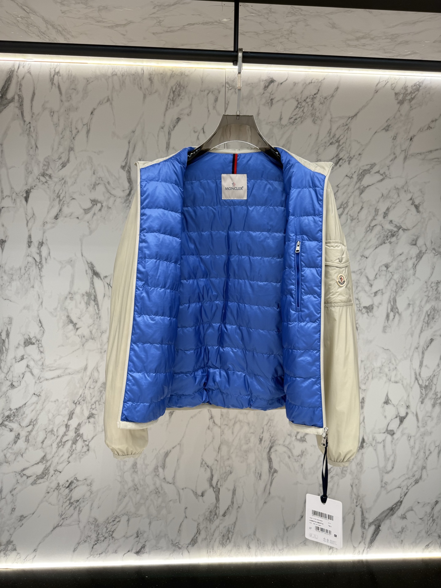 Moncler 顶级版本羽绒服最新款时尚设计师款羽绒外套.处处细节显工艺足够的高级   结构性剪裁的设计改变来展现男士多