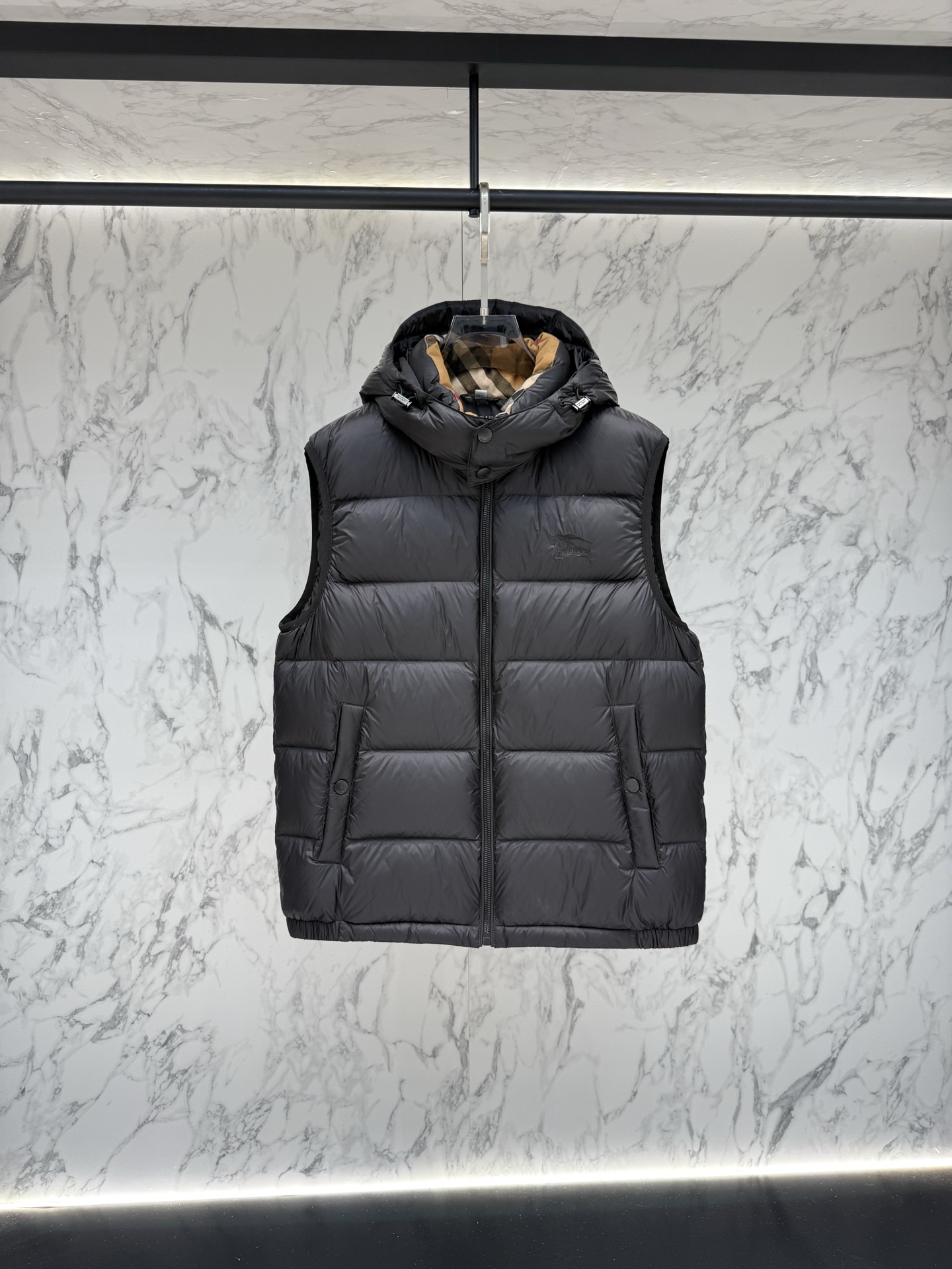 Жилеты Burberry
