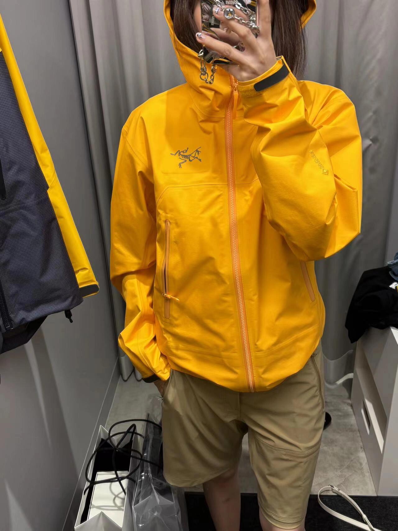 NO:519635,LW Suitwear Model Number CF05 [Official Website Quality] #ARC'TERYX# Archaeopteryx BETA LIGHT WEIGHT Lightweight Hard Shell Suitwear Outdoor Windproof Waterproof Hooded Jacket BRTA LW is the latest star product of Arc'teryx. It has always performed outstandingly in harsh mountain environments. It is now more powerful and has a lighter weight. In terms of fabrics, it is all goretex. The 40d of lt and the 40p of lightweight are almost invisible in the feel. Since the new model uses cknit as the lining, the overall feeling is better than that of  lt is softer and silkier, and lighter. There is almost no difference in appearance and style. The biggest difference in appearance lies in the change of the chest logo. Lightweight is only a lonely bird. In English, it is moved to the brim of the hat, so you can see from the side that you are wearing Archaeoptera bird. The new lightweight hat has added a recco reflector. Although you don’t want to use it, it also fully demonstrates that this piece is more suitable for skiing and snow. The zipper part of the whole piece of clothing has been slightly changed, the basic zipper is longer, and the armpits are more airtight. Lightweight and high-performance, light and wear-resistant, windproof, waterproof and breathable, suitable for a variety of activities and environments!  The bird mark on the chest adopts four-time glue pressing process, the 3D three-dimensional bionic design of the dress is long arm-bend Tri-Durance waterproof and rainproof fabric, a full set of customer-supplied auxiliary materials, underarm YKK two-way zipper, which distinguishes the lower version on the market by yourself!  Color/Colour Egyptian Orange Size/SizeS/M/L/XL/2XL,arc'teryx,jackets & coats,hats,alexander wang19860909LW 款冲锋衣 款号CF05【官网品质】 #ARC'TERYX# 始祖鸟BETA LIGHT WEIGHT轻量硬壳冲锋衣户外防风防水连帽夹克 BRTA LW是最新Arc’teryx的明星产品,一直在高山恶劣环境中表现突出,现在功能更强大,重量更轻.面料来说都是goretex,lt的40d和 lightweight的40p在手感上几乎摸不出区别,由于新款用cknit当内衬,整体感觉比 lt更柔软丝滑一些,也更轻薄一些.外观和版型上几乎没有区别,外观最大的差异在于胸前logo的变化,lightweight只有孤单一只鸟.英文则挪到了帽檐上,这样从侧面也能一眼看出你穿的是始祖鸟了,新款lightweight帽子里增加了recco反射器,虽然不希望用上,但是也充分说明了这件更适合滑野雪,整件衣服拉链部分有小改动,基本拉链都更长了,腋下更灌风了.轻量高性能,轻薄而耐磨,防风、防水且透气,适用于多种活动和环境！胸前鸟标采用四次压胶工艺,整衣3D立体仿生学设计衣长臂弯Tri-Durance防水防雨面料,全套客供辅料,腋下YKK双向拉链,自行区别市面低版本！ 颜色/Colour埃及橙 尺码/SizeS/M/L/XL/2XL,arc'teryx,jackets & coats,hats,alexander wang,Men's clothing