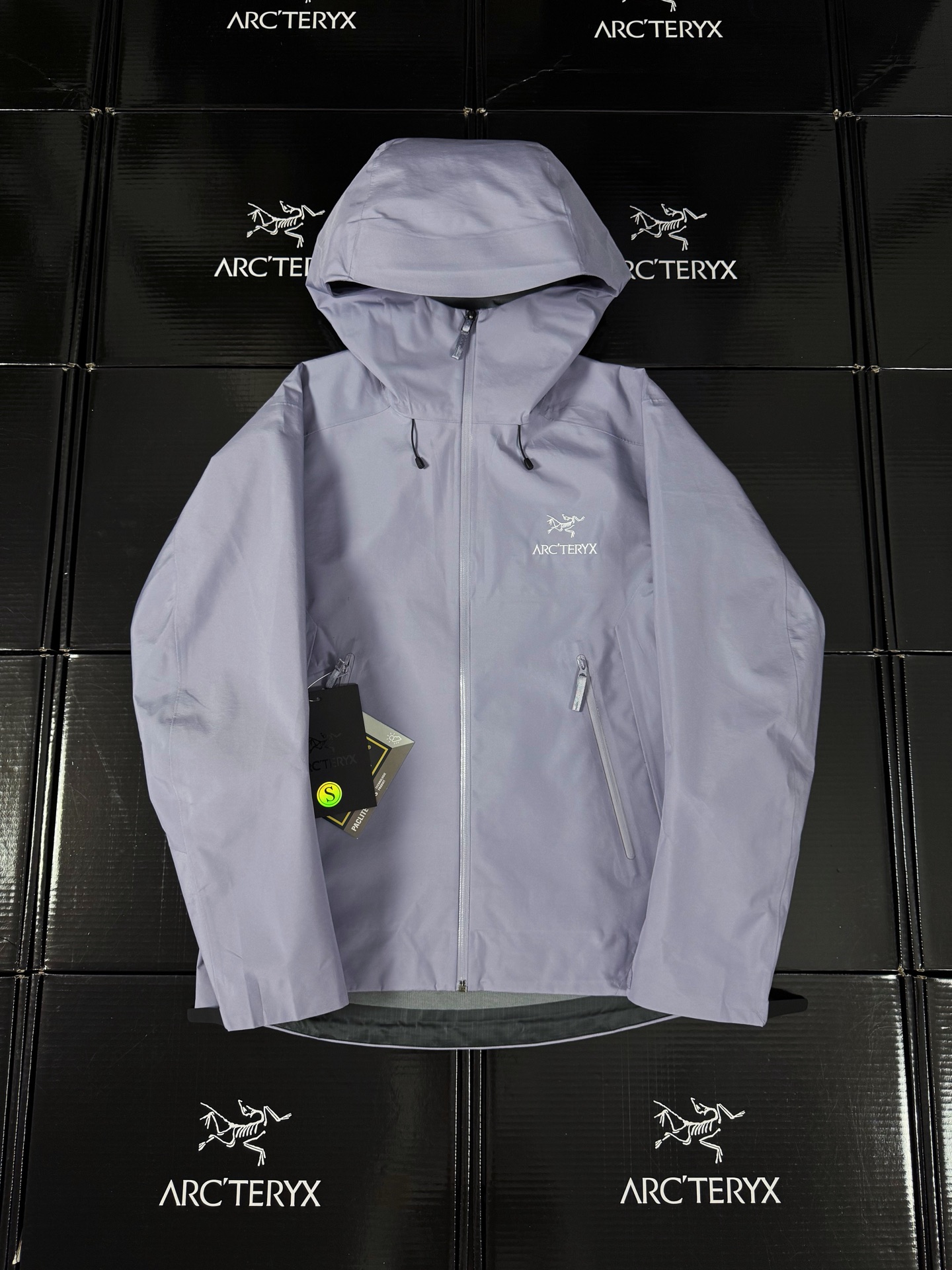 💰250  ❤️速紫色❤️
速紫色-Beta
【𝐀𝐑𝐂’𝐓𝐄𝐑𝐘𝐗 𝐁𝐄𝐓𝐀 𝐋𝐓 𝐆𝐎𝐄𝐑-𝐓𝐗𝐄 𝐉𝐚𝐜𝐤𝐞𝐭-𝐌𝐞𝐧‘𝐬 】
设计理念:
Arcteryx，加拿大户外服饰品牌，1989年创立于加拿大温哥华。🐦来自加拿大海岸山脉，植根高山的专业户外品牌，始终秉承对精湛设计和工艺孜孜以求的准则。从1989年创立至今，Arcteryx始终不断在产品设计与做工上不惜工本，以满足🐦的标准。品质、设计以及精简的理念造就了其良好的性能，并能满足严苛环境下的使用需求。

面料+特点:
✅ GORE-TEX防水、防风、透气、轻量、耐磨
✅基础系列多用途高性能服装适合多种活动和环境穿着。
✅ 插手口袋设有WaterTight™拉链
✅高性能的简约设计，轻量而耐磨。
✅ 袖口及袖子设计，冲切Velcro®魔术贴袖口粘扣带，减少累赘

工艺：
头盔兼容StormHood™兜帽防护良好且不影响视线，插手口袋设有WaterTight™拉链，便于取放物品，腋下拉链便于快速通风，拼接设计使活动自如。传统风琴交叉反向进入高山口袋设置在高位，VISLON中央正面拉链，可调节Velcro袖口魔术贴标签，兼容Zip-in

𝗦𝗶𝘇𝗲：𝗦 𝗠 𝗟 𝗫𝗟 𝗫𝗫𝗟 

产品颜色： 黑色、以太蓝、幸运粉、像素灰、幸运蓝、浅灰色、菲诺橙、烈焰黄、竹月蓝、群青蓝、复古绿、白灰色、幻银紫、电光玫、浩渺灰、波尔多红、活力绿、香芋紫