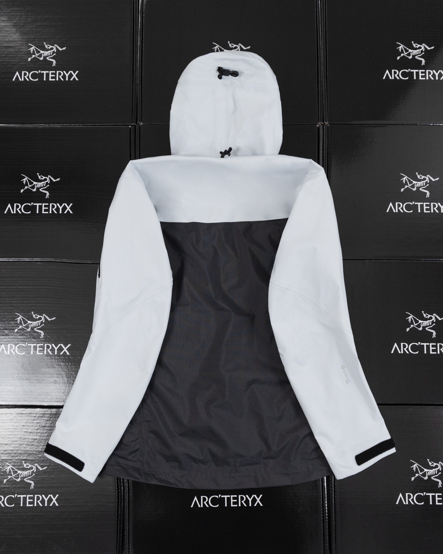 🅿️360 ❤️轻量 SV❤️❤️舒适耐看❤️
【ARCTERYX始祖鸟 ALPHA SV / ALPHA Jacket 男女网格硬壳拼色压胶冲锋衣】
jacket硬壳拼接冲锋衣,超轻超耐磨的GORE–TEX融合Hadron未来之壳表层面料重量更轻更透气,相比较去年的未来之壳,今年采用了双面料拼色的设计,同时也是双色拼接一件衣服,带来两种不同的体验,非常值得入手!
细节辅料全部都和柜子同步的硬壳外壳是正儿八经户外冲锋衣gtx材质严密防风,雨雪不侵,锁温御寒!不易脏污,打理起来也很省心!而且耐磨度和结实度都要比一般的羽绒服材质好得多~仿生荷叶原理,滴水滚落,真的不会渗透哈~
颜色:黑色 青灰色 亮橙色
尺码:S-XXL
(手工测量,误差1-2cm左右)
新科技面料两款富贵鸟液晶网格面料冲锋衣 SV Hadron 冲锋衣,使用 Hadron 升级面料,未来之壳重量轻手感薄