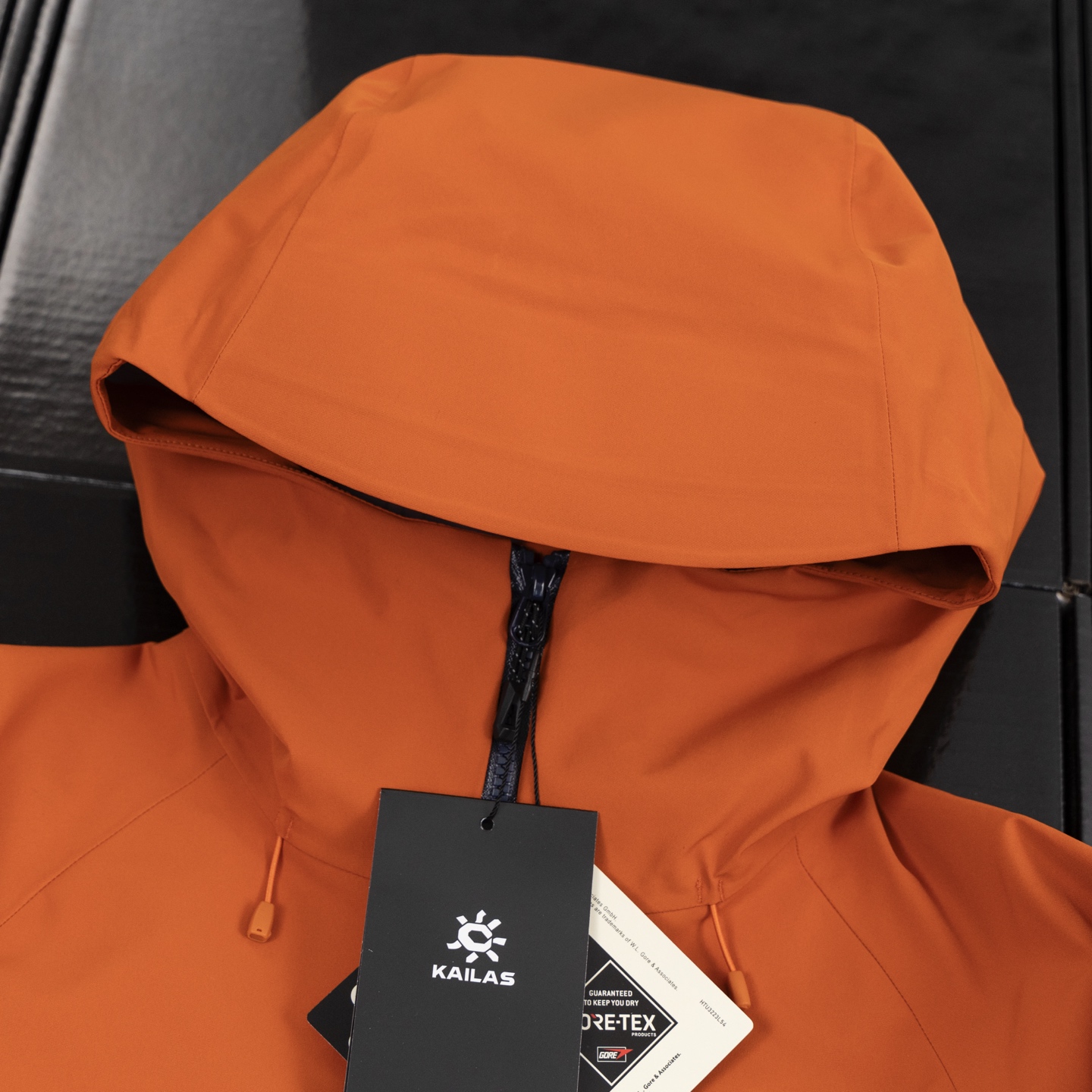 💰420 凯乐石⛰️新🆕版登山款⛰️
大X出货也就是俗称的montXpro,区别小X的拉链位置
凯乐石KAILAS MONT-XPro 全新升级,运动户外全天候硬壳专业防水防风透气登山冲锋衣外套 男女同款 -✅
🔥热度款 一件难求!凯乐石MONT Xpro,为应对极端突变天气而生。
▪氧化橙很亮眼,终于有一件属于自己的橙色raincoat啦。城市日常也很百搭。
▪硬壳耐磨耐造,袖口、衣内也均设有口袋。腋下拉链更加透气,还有可拆卸防风裙。性能很高。
高开交叉口袋 扩容设计 背负状态下 也能轻松取物!
360°三维风帽 帽随脸动 视野无阻碍 可兼容头盔!
高领设计 增强保暖性 颈部拉链可在运动中快速调节体温!
3D立体剪裁工艺 贴合亚洲人身形更适合登山、滑雪、攀冰等高山活动 令面料更加贴合身体曲线 有效提高了吸湿排汗性能和保暖性能 同时模拟攀登姿势设计 让运动中的身体拥有更多的灵活性 没有任何束缚感!
颜色:卡其色、灰蓝色、氧化橙、黑色
尺码:XS-2XL
XS码 建议:身高155-165cm 体重100-120斤
S码 建议:身高160-170cm 体重120-140斤
M码 建议:身高165-175cm 体重140-160斤
L码建议:身高170-180cm 体重160-180斤
XL码 建议:身高175-185cm 体重180-200斤
XXL码 建议:身高180-190cm 体重200-220斤
⚠️:尺码仅供参考,手工测量存在1-3cm误差