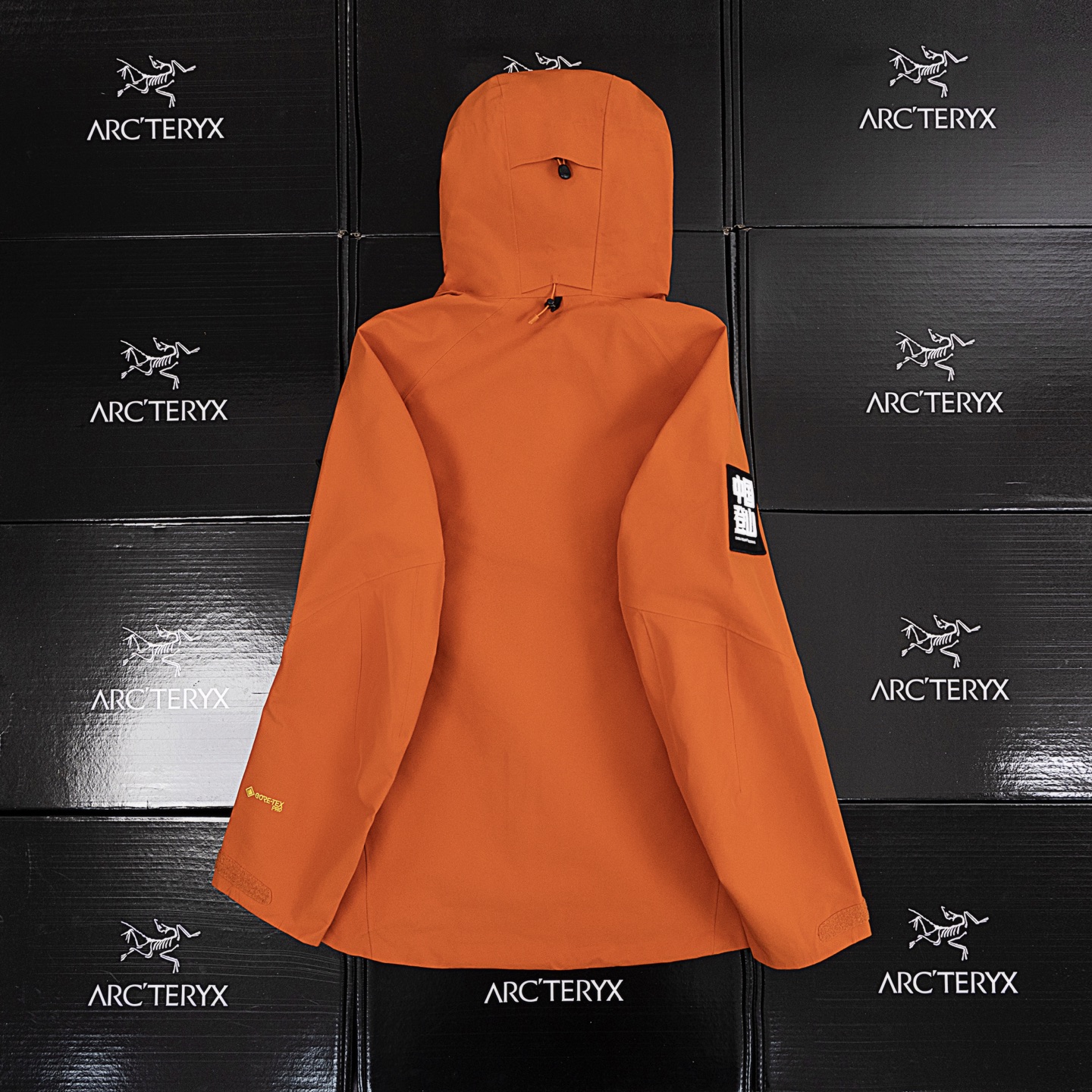 💰420 凯乐石⛰️新🆕版登山款⛰️
大X出货也就是俗称的montXpro,区别小X的拉链位置
凯乐石KAILAS MONT-XPro 全新升级,运动户外全天候硬壳专业防水防风透气登山冲锋衣外套 男女同款 -✅
🔥热度款 一件难求!凯乐石MONT Xpro,为应对极端突变天气而生。
▪氧化橙很亮眼,终于有一件属于自己的橙色raincoat啦。城市日常也很百搭。
▪硬壳耐磨耐造,袖口、衣内也均设有口袋。腋下拉链更加透气,还有可拆卸防风裙。性能很高。
高开交叉口袋 扩容设计 背负状态下 也能轻松取物!
360°三维风帽 帽随脸动 视野无阻碍 可兼容头盔!
高领设计 增强保暖性 颈部拉链可在运动中快速调节体温!
3D立体剪裁工艺 贴合亚洲人身形更适合登山、滑雪、攀冰等高山活动 令面料更加贴合身体曲线 有效提高了吸湿排汗性能和保暖性能 同时模拟攀登姿势设计 让运动中的身体拥有更多的灵活性 没有任何束缚感!
颜色:卡其色、灰蓝色、氧化橙、黑色
尺码:XS-2XL
XS码 建议:身高155-165cm 体重100-120斤
S码 建议:身高160-170cm 体重120-140斤
M码 建议:身高165-175cm 体重140-160斤
L码建议:身高170-180cm 体重160-180斤
XL码 建议:身高175-185cm 体重180-200斤
XXL码 建议:身高180-190cm 体重200-220斤
⚠️:尺码仅供参考,手工测量存在1-3cm误差