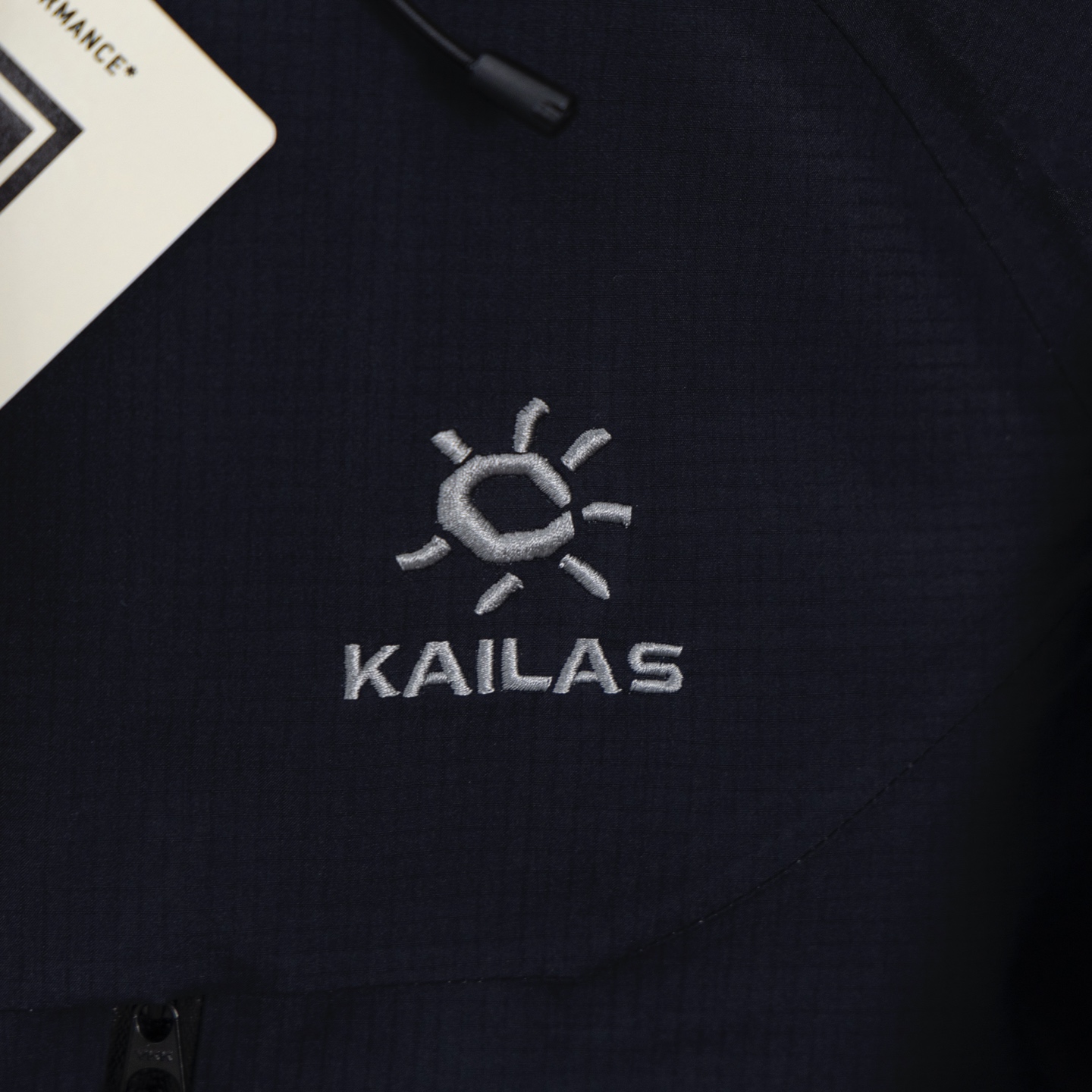 🅿️360。💎最高版本💎
大X MONT-Xpro,区别小X的拉链位置
凯乐石KAILAS MONT-XPro 全新升级,运动户外全天候硬壳专业防水防风透气登山冲锋衣外套 男女同款 -
热度款 🔥一件难求!凯乐石MONT Xpro,为应对极端突变天气而生。
▪每款很亮眼,登山🧗🏻♀️城市日常也很百搭。
▪硬壳耐磨耐造,袖口、衣内也均设有口袋。腋下拉链更加透气,还有可拆卸防风裙。性能很高。
高开交叉口袋 扩容设计 背负状态下 也能轻松取物!
360°三维风帽 帽随脸动 视野无阻碍 可兼容头盔!
高领设计 增强保暖性 颈部拉链可在运动中快速调节体温!
3D立体剪裁工艺 贴合亚洲人身形更适合登山、滑雪、攀冰等高山活动 令面料更加贴合身体曲线 有效提高了吸湿排汗性能和保暖性能 同时模拟攀登姿势设计 让运动中的身体拥有更多的灵活性 没有任何束缚感!
尺码:XS-2XL
黑色、冰湖绿、缅茨姆绿、幻银紫、天青灰、浅蓝色、藏蓝色