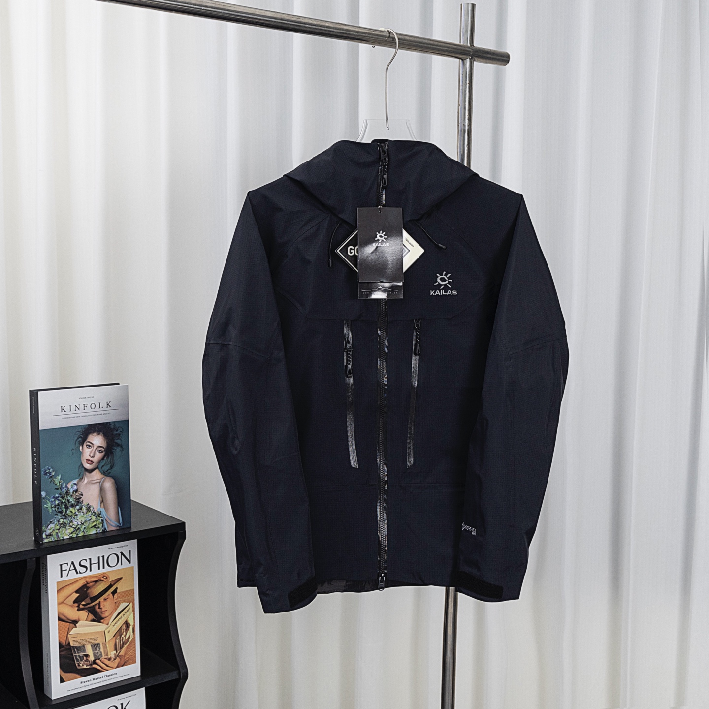 🅿️360。💎最高版本💎
大X MONT-Xpro,区别小X的拉链位置
凯乐石KAILAS MONT-XPro 全新升级,运动户外全天候硬壳专业防水防风透气登山冲锋衣外套 男女同款 -
热度款 🔥一件难求!凯乐石MONT Xpro,为应对极端突变天气而生。
▪每款很亮眼,登山🧗🏻♀️城市日常也很百搭。
▪硬壳耐磨耐造,袖口、衣内也均设有口袋。腋下拉链更加透气,还有可拆卸防风裙。性能很高。
高开交叉口袋 扩容设计 背负状态下 也能轻松取物!
360°三维风帽 帽随脸动 视野无阻碍 可兼容头盔!
高领设计 增强保暖性 颈部拉链可在运动中快速调节体温!
3D立体剪裁工艺 贴合亚洲人身形更适合登山、滑雪、攀冰等高山活动 令面料更加贴合身体曲线 有效提高了吸湿排汗性能和保暖性能 同时模拟攀登姿势设计 让运动中的身体拥有更多的灵活性 没有任何束缚感!
尺码:XS-2XL
黑色、冰湖绿、缅茨姆绿、幻银紫、天青灰、浅蓝色、藏蓝色