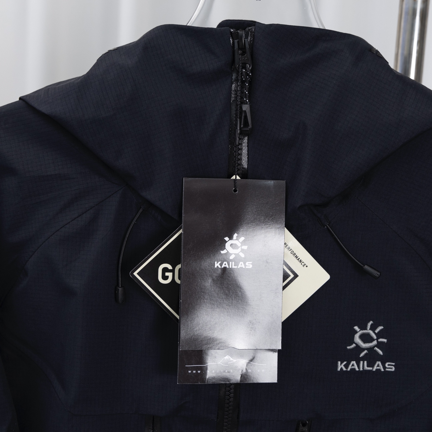 🅿️360。💎最高版本💎
大X MONT-Xpro,区别小X的拉链位置
凯乐石KAILAS MONT-XPro 全新升级,运动户外全天候硬壳专业防水防风透气登山冲锋衣外套 男女同款 -
热度款 🔥一件难求!凯乐石MONT Xpro,为应对极端突变天气而生。
▪每款很亮眼,登山🧗🏻♀️城市日常也很百搭。
▪硬壳耐磨耐造,袖口、衣内也均设有口袋。腋下拉链更加透气,还有可拆卸防风裙。性能很高。
高开交叉口袋 扩容设计 背负状态下 也能轻松取物!
360°三维风帽 帽随脸动 视野无阻碍 可兼容头盔!
高领设计 增强保暖性 颈部拉链可在运动中快速调节体温!
3D立体剪裁工艺 贴合亚洲人身形更适合登山、滑雪、攀冰等高山活动 令面料更加贴合身体曲线 有效提高了吸湿排汗性能和保暖性能 同时模拟攀登姿势设计 让运动中的身体拥有更多的灵活性 没有任何束缚感!
尺码:XS-2XL
黑色、冰湖绿、缅茨姆绿、幻银紫、天青灰、浅蓝色、藏蓝色