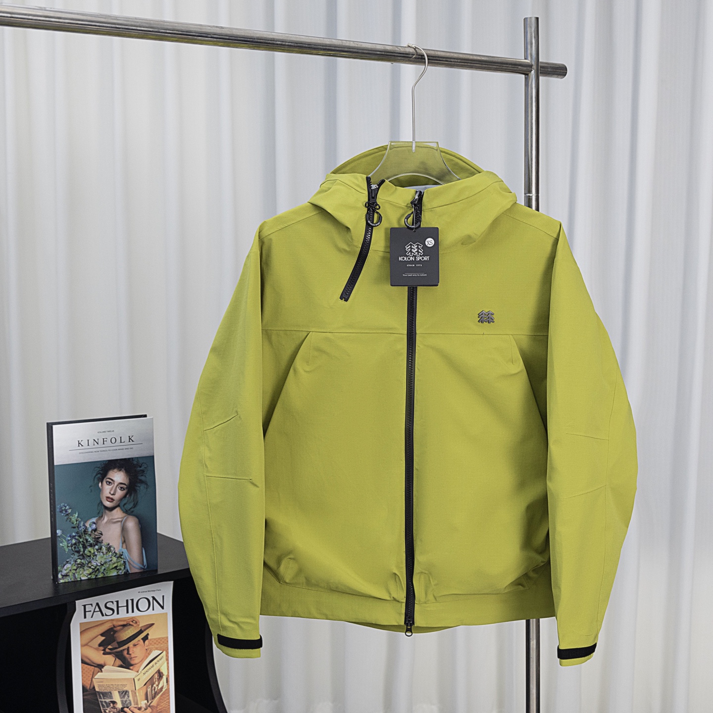 🅿260。💎可隆二代💎
可隆KOLON SPORT OBLI-K 防水防风透湿耐磨硬壳冲锋衣男女同款
刘诗诗周雨彤同款
𝐊𝐎𝐋𝐎𝐍可隆|𝐒𝐏𝐎𝐑𝐓 𝐂𝐀𝐌𝐏𝐈𝐍𝐆系列 抗撕中性廓形多口袋2.5L露营OBLI-K男女同款户外冲锋衣
❗️产品工艺:
✅双拼接进口 3层压胶 3L GORE-TEX 复合面料
✅GORE-TEX防水、防风、透气、轻量、抗撕裂耐磨,透气5000➕。
✅ 采用先进的高端户外全身压胶拼接,内里采用进口飘柔纱,做工也都整整齐齐,更加考验工厂技术。
✅ 融合户外技术和都市审美风格,SPORT CAMPING 系列 多用途高性能服装适合多种活动和环境穿着。
✅ 连帽设计可调帽子抽绳,保暖头盔兼容Drop Hood™,弧形帽檐,更好的防风防雨不遮眼
✅插手口袋内里设有网纱分离,方便物品归纳整理,细心的小设计。
✅高性能的简约设计,轻量而耐磨。
✅袖口及袖子设计,冲切Velcro®魔术贴袖口粘扣带,减少累赘!
❗️产品尺码:XS S M L XL XXL
颜色:黑色、极地白、苔藓绿、梅紫色、黄绿色、咖色、玫红色、墨绿色