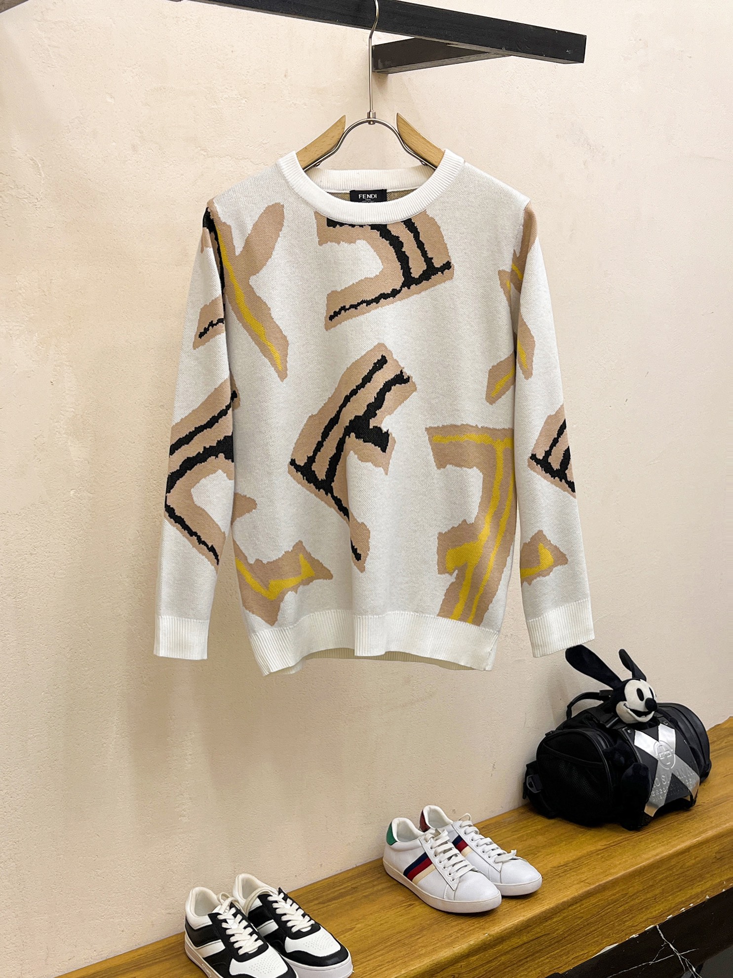 NO:512287,FENDI 2025 autumn and winter new sweater, counter synchronization, using wool + tensil, fashionable and classic jacquard logo knitted. The essentials for autumn and winter are exquisite, simple, generous and decent jacquard letter logo embellishment design is the fusion of design and material. With imported wool knitted fabric, KK is the essential for autumn and winter!  Size M-3XL, fendi, fendi, sweaters, alexander wang19860909FENDI 芬迪 2025秋冬新款毛衣 专柜同步 采用羊毛+天丝,时尚经典本色提花logo针织 秋冬必备款精致简洁大方得体提花字母logo点缀设计玩的就是设计与材质的融合 配以进口羊毛针织面料,秋冬季必备款KK！尺码M-3XL,,fendi,fendi,sweaters,alexander wang,Men's clothing