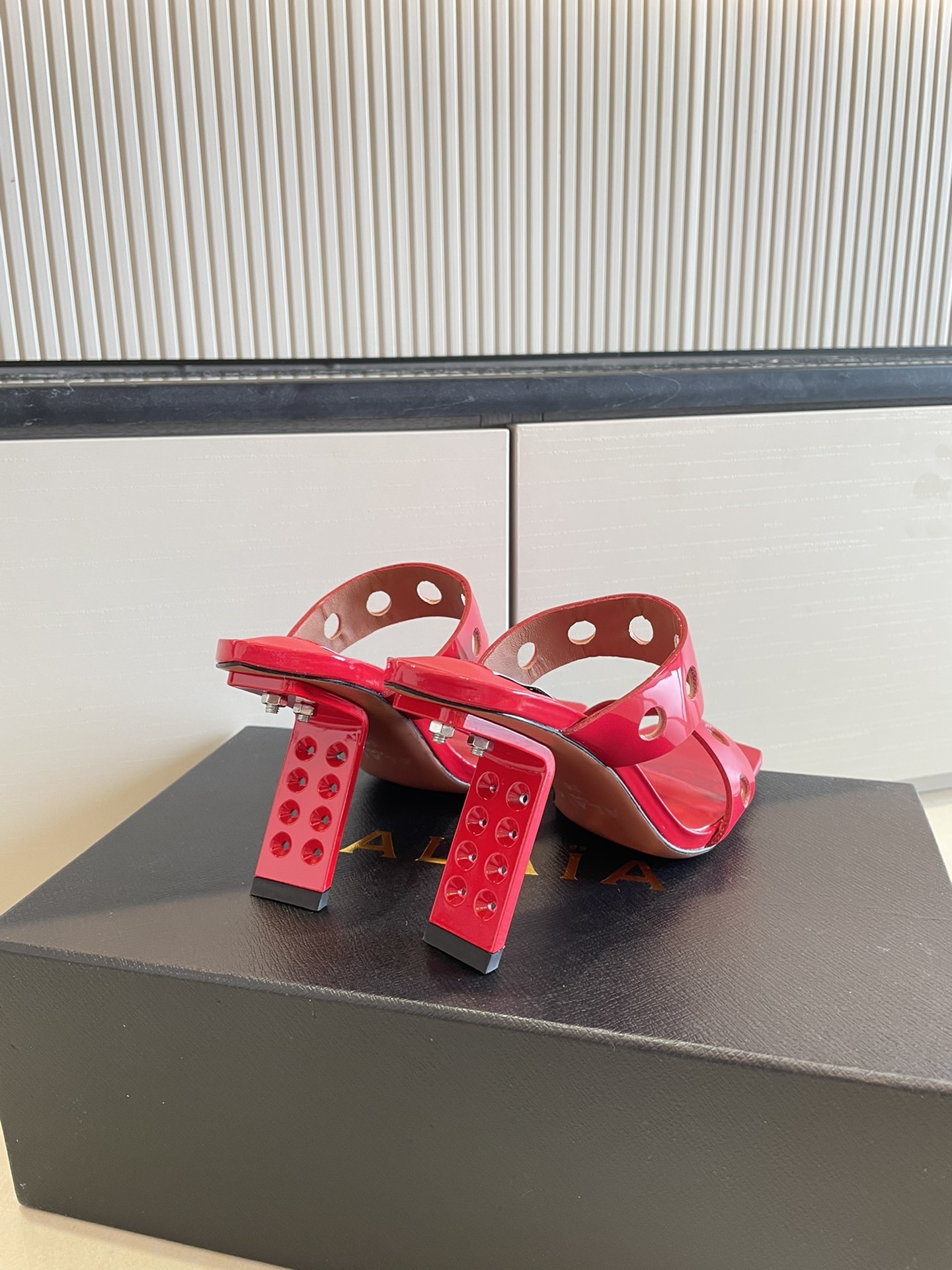 
钢琴烤漆 几何跟 Alaia 镂空拖鞋来自巴黎 一见倾心 
红色小牛漆皮 
精钢几何跟型 

阿莱娅还