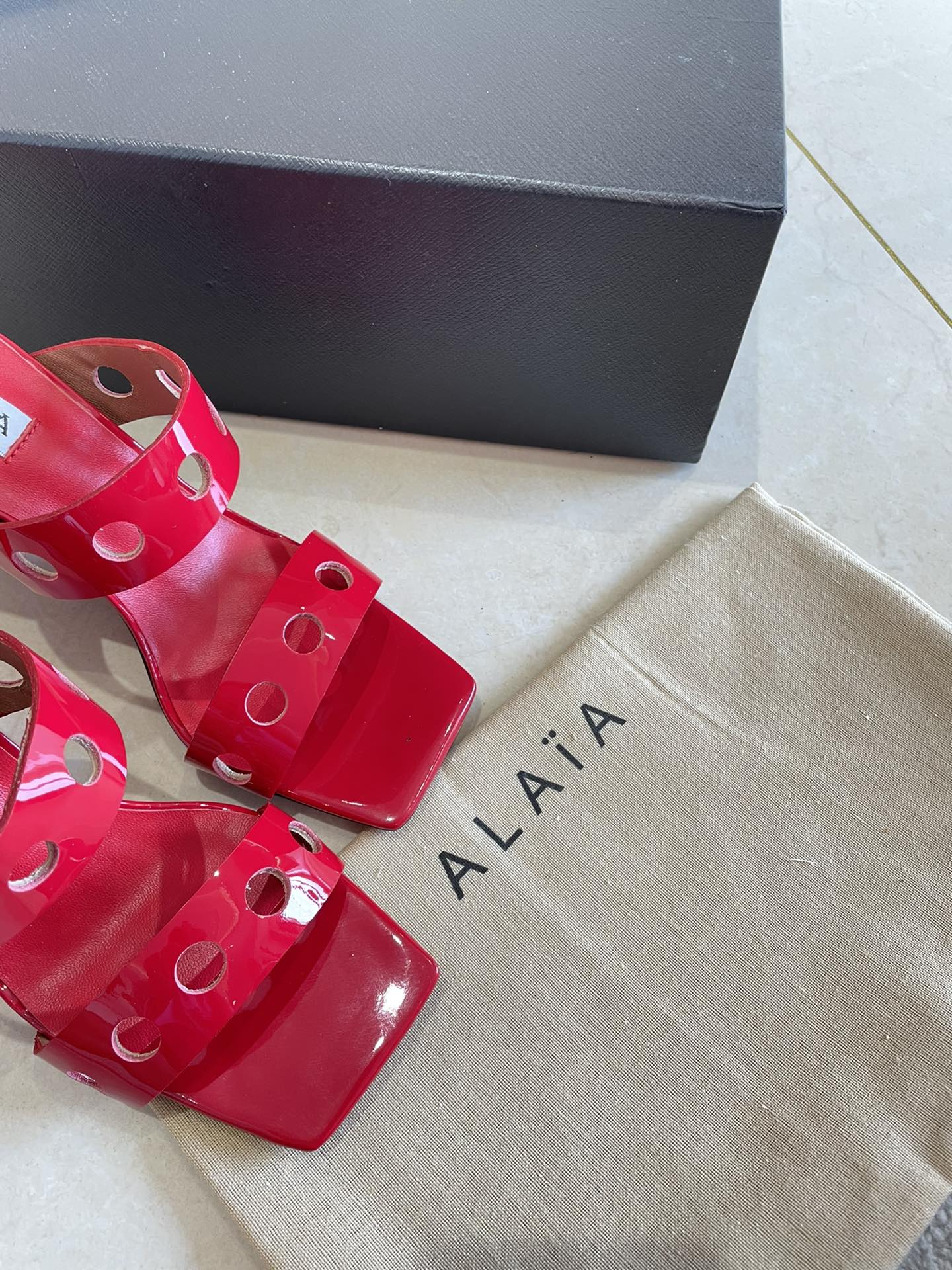 
钢琴烤漆 几何跟 Alaia 镂空拖鞋来自巴黎 一见倾心 
红色小牛漆皮 
精钢几何跟型 

阿莱娅还