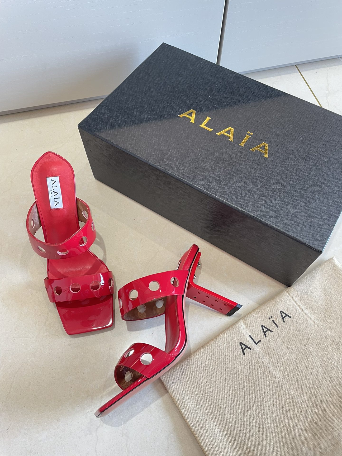 
钢琴烤漆 几何跟 Alaia 镂空拖鞋来自巴黎 一见倾心 
红色小牛漆皮 
精钢几何跟型 

阿莱娅还