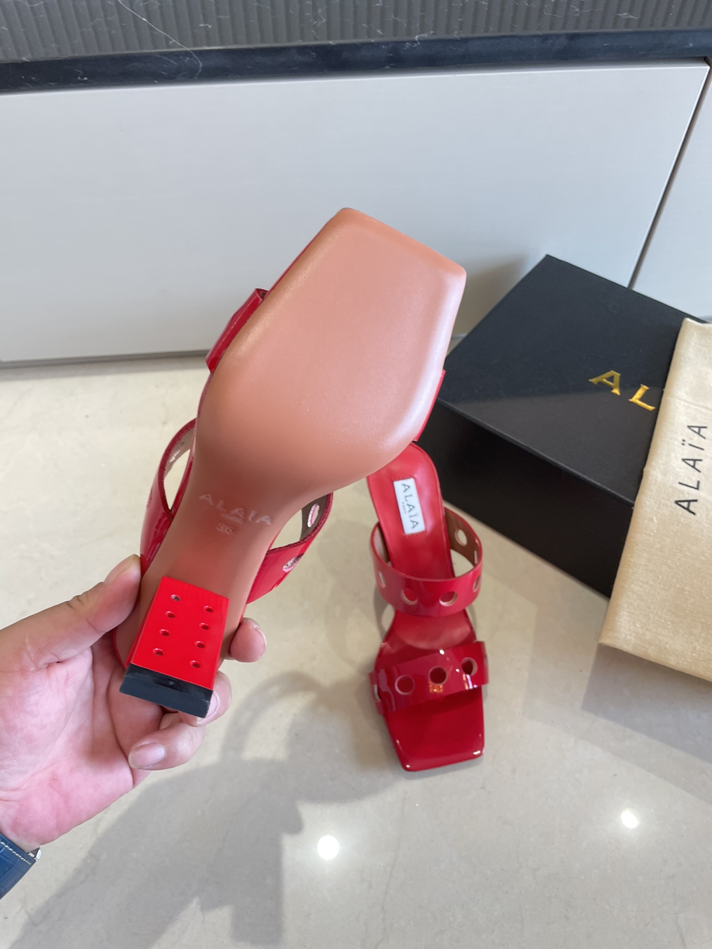 
钢琴烤漆 几何跟 Alaia 镂空拖鞋来自巴黎 一见倾心 
红色小牛漆皮 
精钢几何跟型 

阿莱娅还