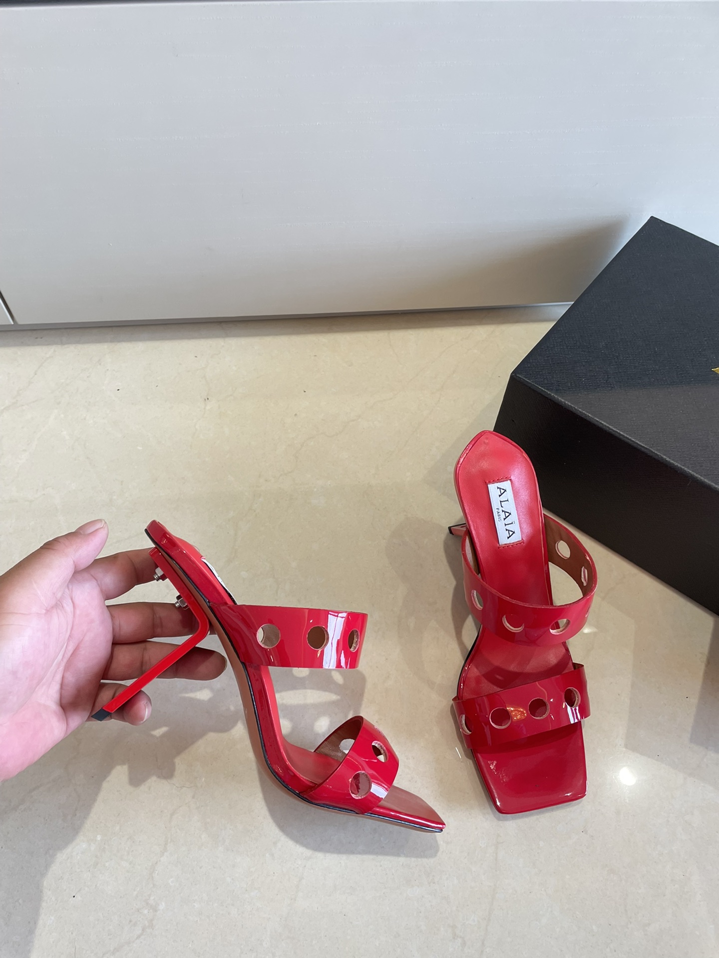 
钢琴烤漆 几何跟 Alaia 镂空拖鞋来自巴黎 一见倾心 
红色小牛漆皮 
精钢几何跟型 

阿莱娅还