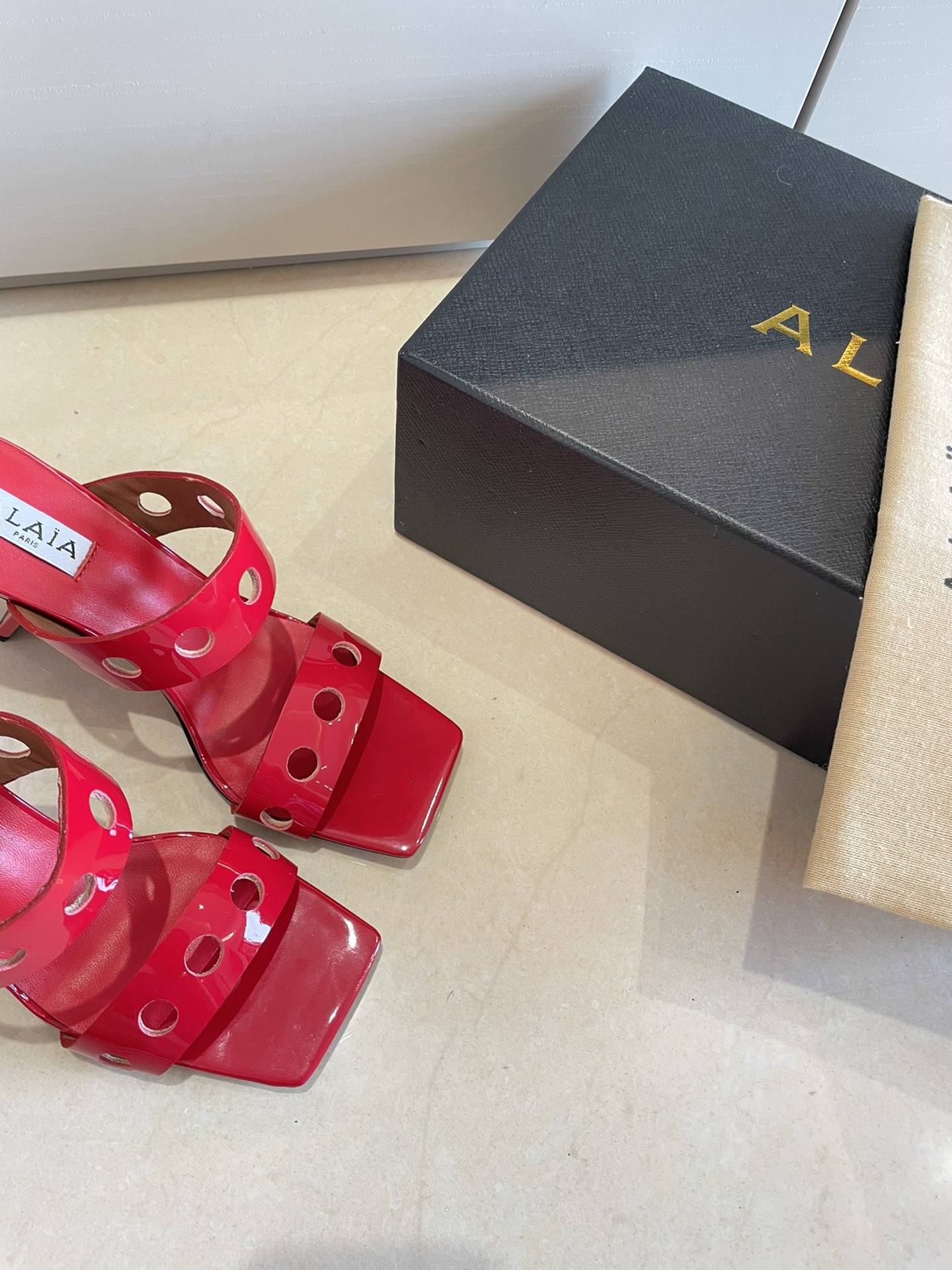 
钢琴烤漆 几何跟 Alaia 镂空拖鞋来自巴黎 一见倾心 
红色小牛漆皮 
精钢几何跟型 

阿莱娅还