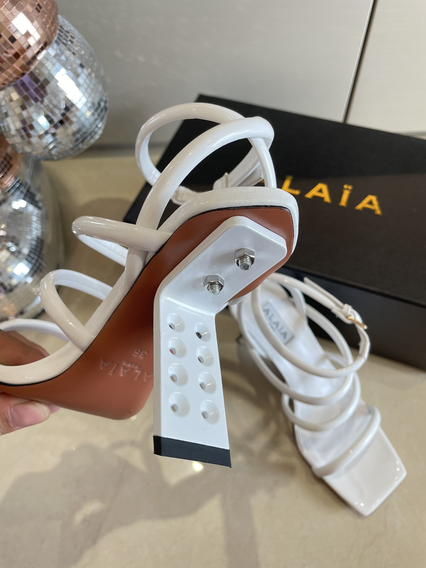 
罗马凉鞋 钢琴烤漆 几何跟 Alaia 条带拖鞋来自巴黎 一见倾心 
白色小牛漆皮 
精钢几何跟型 
