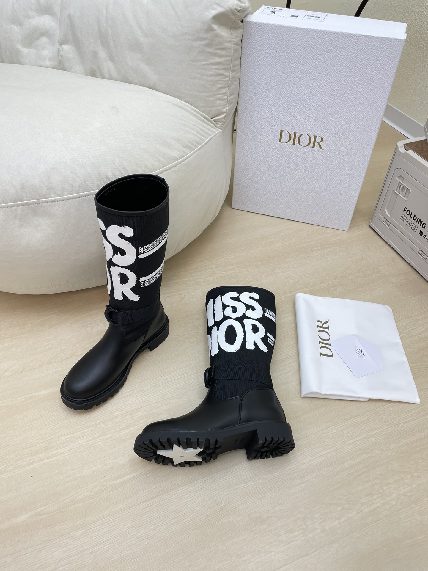 NO:459422,The highest version Flat-soled CD hardware logo Knight boots Unique High-quality Black texture Full of shoe shape Upgraded to the ultimate foot feeling Super beautiful This year's essential fashion items D-DOLL series classic pearl accessories are fashionable and versatile, full of girlishness, and more joyful. Classic hand-embroidered series genuine leather outsole with brand logo, decoration matches with a little bit of hourly wear. Flat-soled versatile. Sheepskin footbed and inner color choice Italian original outsole Gilded Size 34 35 36 37 38 39 40 41 42 (34 40 41 42 Customized Size Count) With original packaging, boots, boots, sheepskin, Leather soles19860909最高版本 平底CD 五金logo 骑士靴 独一无二  高品 黑色质感满满 鞋型升级到极致脚感 超级美 今年必不可少的时尚单品 D-DOLL系列经典珍珠配饰时髦又百搭,少女感十足 欣喜不止一点点 经典手工刺绣系列  真皮大底印有品牌logo,装饰搭配有一点点小时装.平底百搭.  羊皮垫脚和内里  颜色选择 意大利原版大底 鎏金 码数34 35 36 37 38 39 40 41 42 （34 40 41 42定做码数） 配原版包装,靴子,boots,sheepskin,Leather soles,Women's Shoes