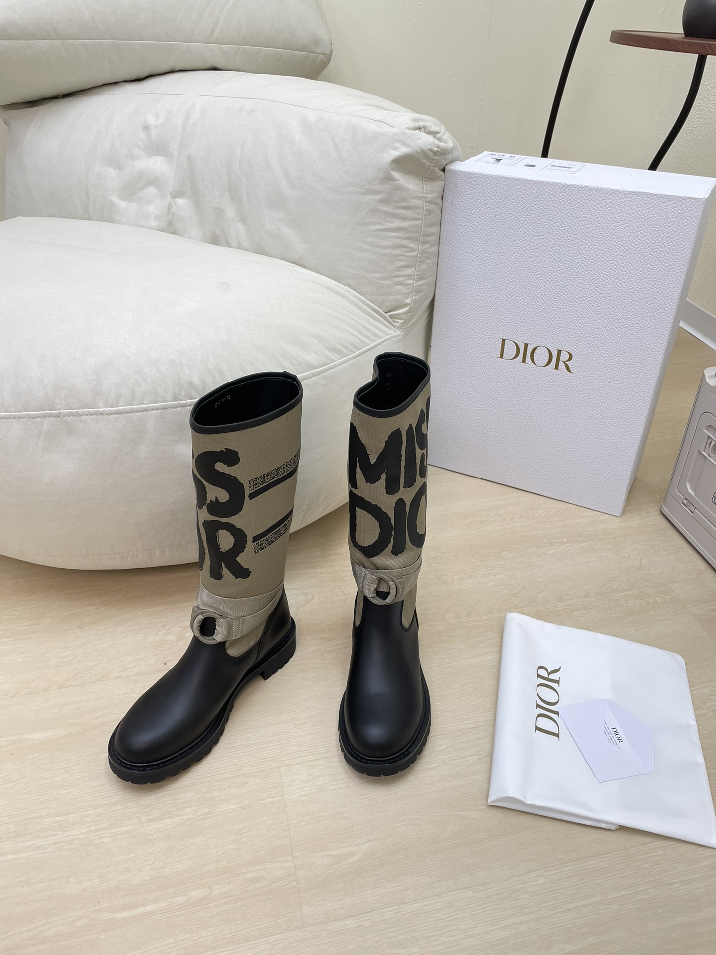 NO:459428,The highest version Flat-soled CD hardware logo Knight boots Unique high-quality military green texture Full of shoe shape upgrade to the ultimate foot feeling Super beautiful This year's essential fashion items D-DOLL series classic pearl accessories are fashionable and versatile, full of girlishness, and more joyful. Classic hand-embroidered series genuine leather outsole with brand logo printed with a little hourly dress. Flat-soled versatile. Sheepskin footbed and inner color choice Italian original outsole gilded Size 34 35 36 37 38 39 40 41 42 (34 40 41 42 customized sizes) with original packaging, boots, boots, sheepskin, Leather soles19860909最高版本 平底CD 五金logo 骑士靴 独一无二  高品 军绿质感满满 鞋型升级到极致脚感 超级美 今年必不可少的时尚单品 D-DOLL系列经典珍珠配饰时髦又百搭,少女感十足 欣喜不止一点点 经典手工刺绣系列  真皮大底印有品牌logo,装饰搭配有一点点小时装.平底百搭.  羊皮垫脚和内里  颜色选择 意大利原版大底 鎏金 码数34 35 36 37 38 39 40 41 42 （34 40 41 42定做码数） 配原版包装,靴子,boots,sheepskin,Leather soles,Women's Shoes