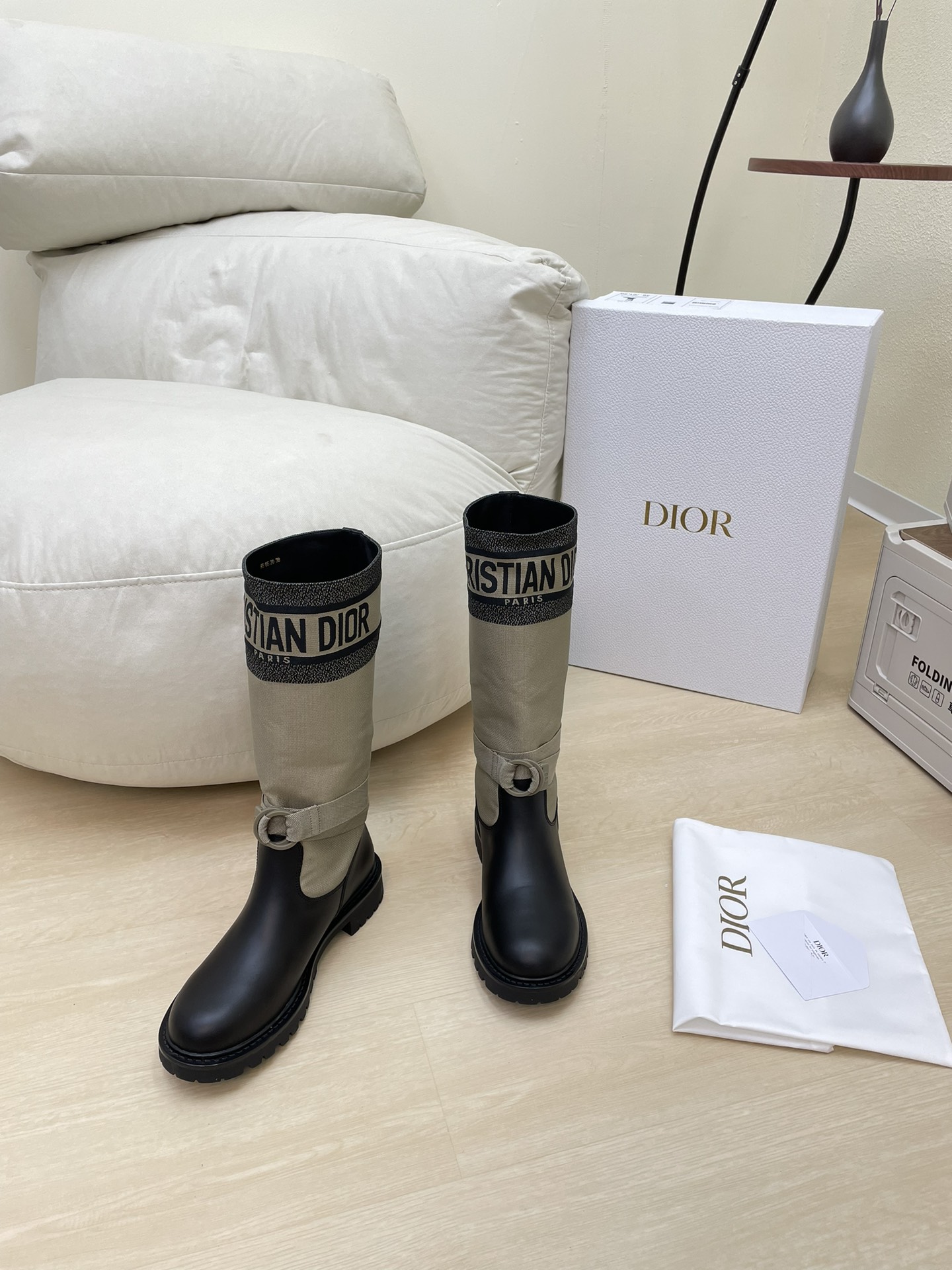 NO:459435,The highest version Flat-soled CD hardware logo Knight boots Unique High-quality Original Full of texture Shoe shape upgraded to the ultimate foot feeling Super beautiful This year's essential fashion items D-DOLL series classic pearl accessories are fashionable and versatile, full of girlishness, and more joyful. Classic hand-embroidered series genuine leather outsole with brand logo, decoration matches with a little bit of hourly wear. Flat-soled versatile. Sheepskin footbed and inner color choice Italian original outsole Gilded Size 34 35 36 37 38 39 40 41 42 (34 40 41 42 Customized Size Count) With original packaging, boots, boots, sheepskin, Leather soles19860909最高版本 平底CD 五金logo 骑士靴 独一无二  高品 原版 质感满满 鞋型升级到极致脚感 超级美 今年必不可少的时尚单品 D-DOLL系列经典珍珠配饰时髦又百搭,少女感十足 欣喜不止一点点 经典手工刺绣系列  真皮大底印有品牌logo,装饰搭配有一点点小时装.平底百搭.  羊皮垫脚和内里  颜色选择 意大利原版大底 鎏金 码数34 35 36 37 38 39 40 41 42 （34 40 41 42定做码数） 配原版包装,靴子,boots,sheepskin,Leather soles,Women's Shoes