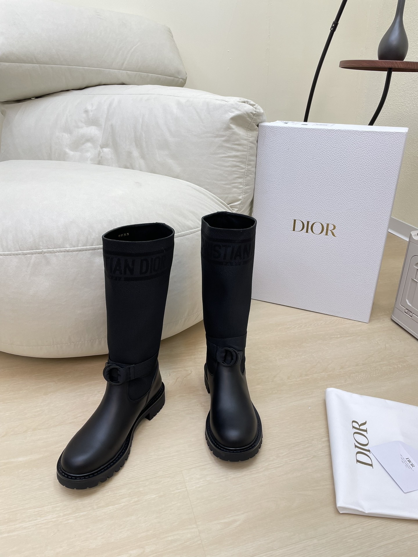 NO:459443,The highest version Flat-soled CD hardware logo Knight boots Unique High-quality Black original texture Full of texture Shoe shape upgraded to the ultimate foot feeling Super beauty This year's essential fashion items D-DOLL series classic pearl accessories are fashionable and versatile, full of girlishness, and more joyful. Classic hand-embroidered series genuine leather outsole with brand logo printed with a little hourly dress. Flat-soled versatile. Sheepskin footbed and inner color choice Italian original outsole Gilded Size 34 35 36 37 38 39 40 41 42 (34 40 41 42 Customized Size Count) With original packaging, boots, boots, sheepskin, Leather soles19860909最高版本 平底CD 五金logo 骑士靴 独一无二  高品 黑色原版质感满满 鞋型升级到极致脚感 超级美 今年必不可少的时尚单品 D-DOLL系列经典珍珠配饰时髦又百搭,少女感十足 欣喜不止一点点 经典手工刺绣系列  真皮大底印有品牌logo,装饰搭配有一点点小时装.平底百搭.  羊皮垫脚和内里  颜色选择 意大利原版大底 鎏金 码数34 35 36 37 38 39 40 41 42 （34 40 41 42定做码数） 配原版包装,靴子,boots,sheepskin,Leather soles,Women's Shoes