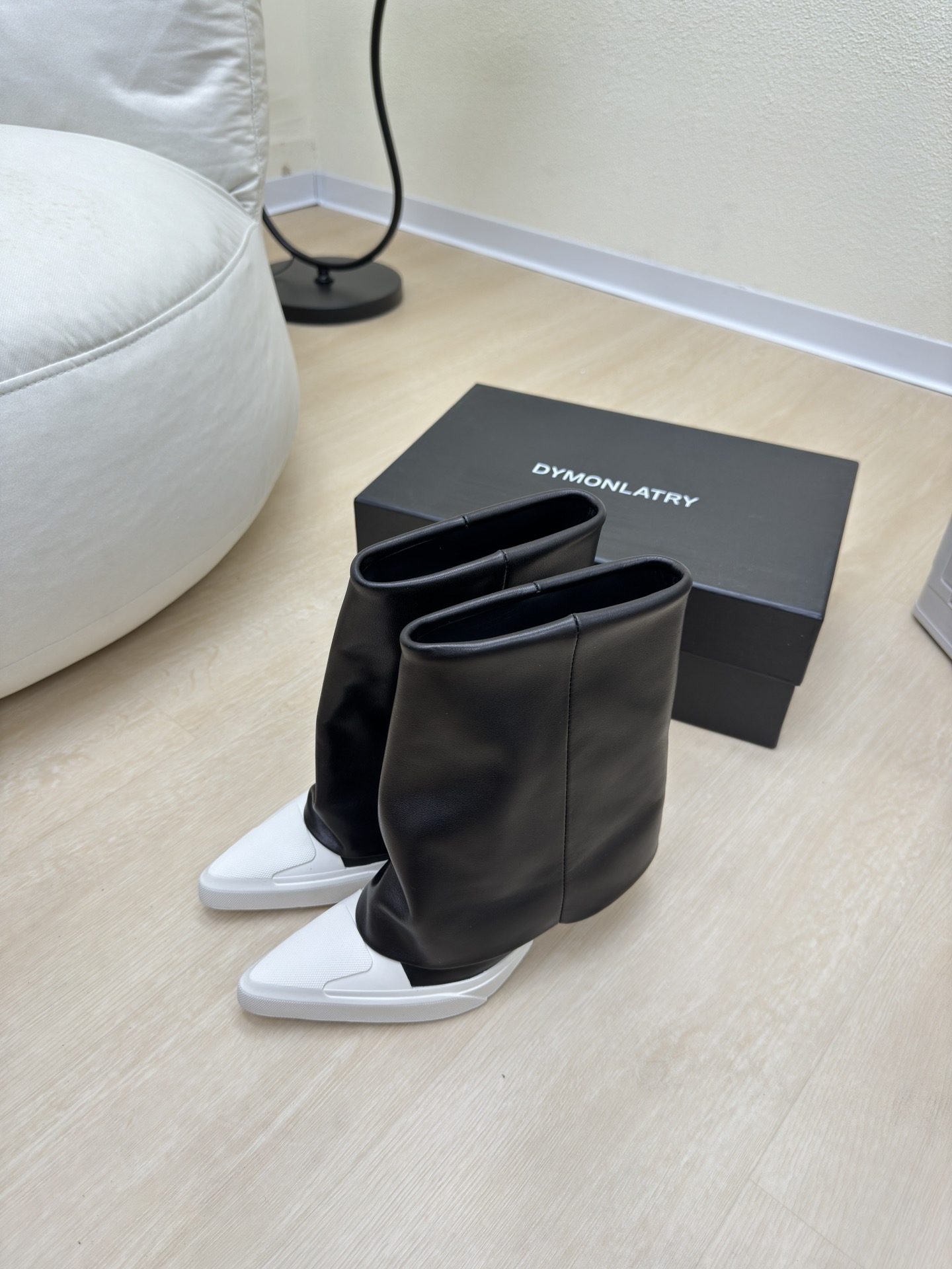 Luxury Designer Brand Shoes: Dym*nlatry Collection Highlights Black, National Tide, and Quality Craftsmanship