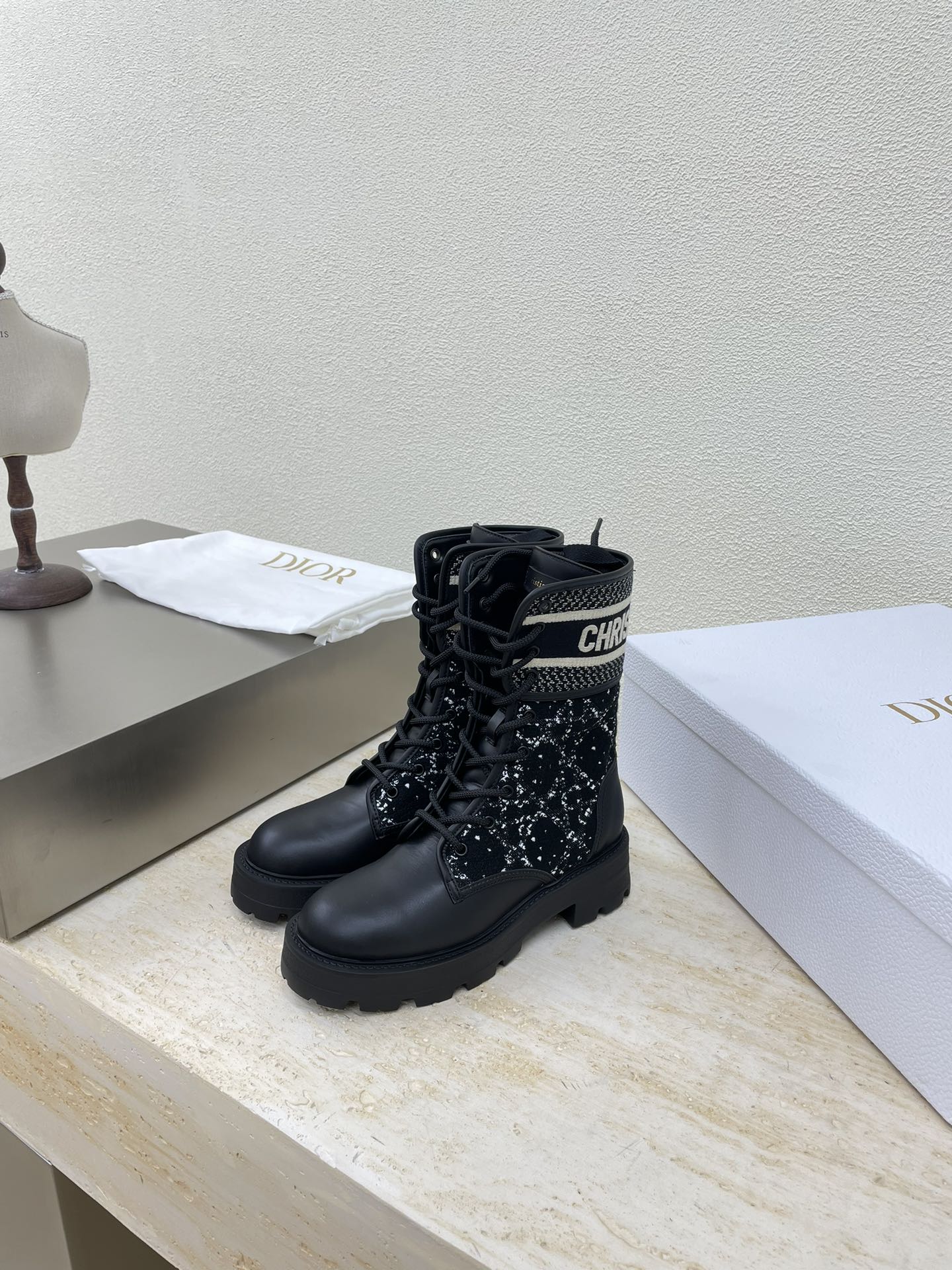 NO:459463,High-version Mary Jane Flat-soled CD Martin boots The original version is consistent, high-quality, full of texture, upgraded shoe shape to the ultimate foot feeling, super beautiful, indispensable fashion items this year D-DOLL series classic pearl accessories are fashionable and versatile, full of girlishness, and more joyful. Classic hand-embroidered series The original outsole is printed with brand logo, and the decoration is a little bit of hourly wear. Flat-soled versatile. Sheepskin footbed and inner color choice Italian leather outsole Gilded Size 34 35 36 37 38 39 40 41 42 (34 40 41 42 Customized Size) With original packaging, boots, boots, mary jane, sheepskin, Leather soles19860909高版本 玛丽珍 平底CD 马丁靴 原版一致  高品 质感满满 鞋型升级到极致脚感 超级美 今年必不可少的时尚单品 D-DOLL系列经典珍珠配饰时髦又百搭,少女感十足 欣喜不止一点点 经典手工刺绣系列  原版大底印有品牌logo,装饰搭配有一点点小时装.平底百搭.  羊皮垫脚和内里  颜色选择 意大利真皮大底 鎏金 码数34 35 36 37 38 39 40 41 42 （34 40 41 42定做码数） 配原版包装,靴子,boots,mary jane,sheepskin,Leather soles,Women's Shoes