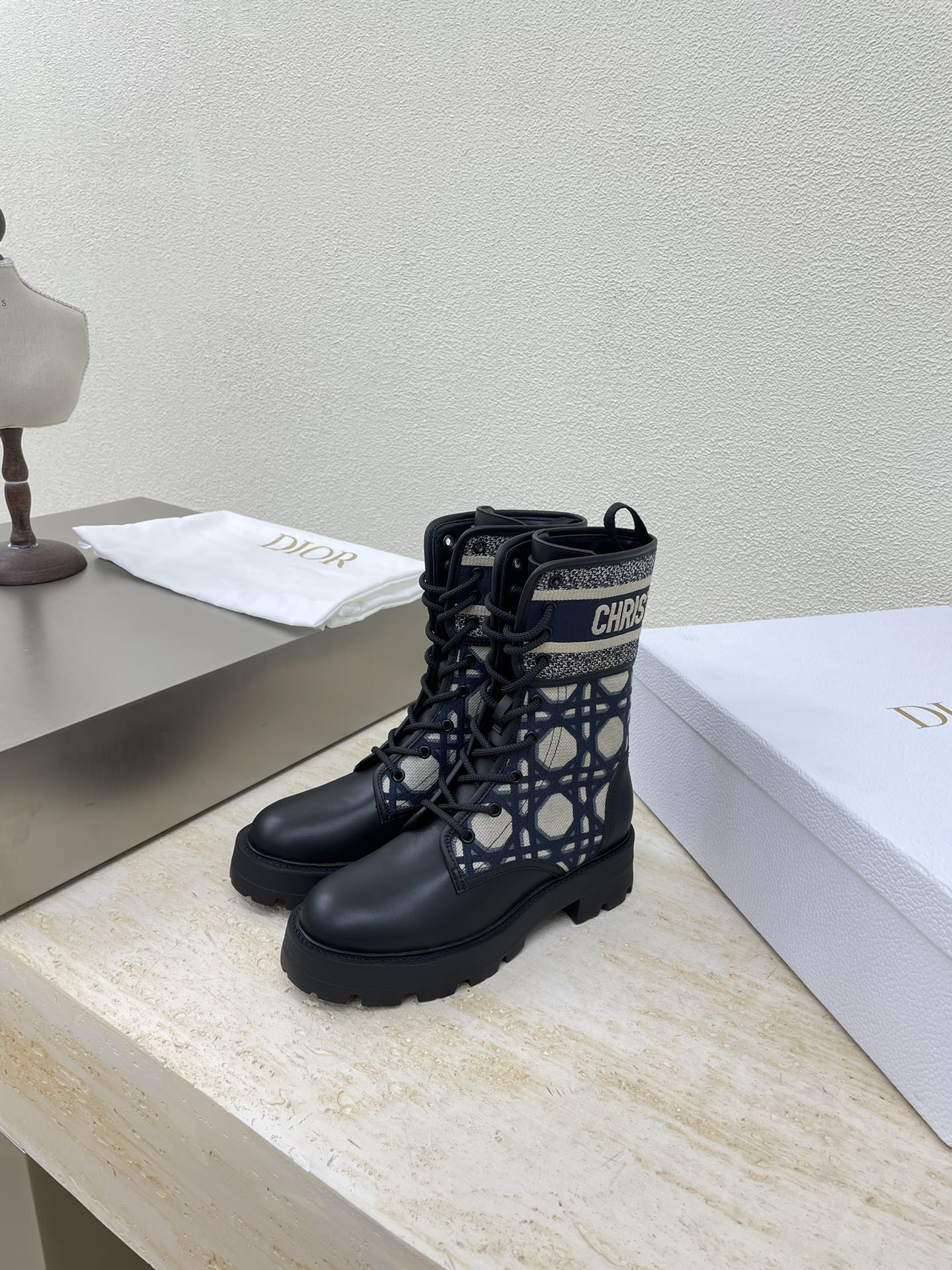 NO:459470,High-version Mary Jane Flat-soled CD Martin boots The original version is consistent, high-quality, large square, full of texture, shoe shape upgraded to the ultimate foot feeling, super beautiful, indispensable fashion items this year D-DOLL series classic pearl accessories are fashionable and versatile, full of girlishness, and more joyful. Classic hand-embroidered series The original outsole is printed with brand logo, and the decoration is a little bit of hourly wear. Flat-soled soles are versatile. Sheepskin footbed and inner color choice Italian leather outsole Gilded Size 34 35 36 37 38 39 40 41 42 (34 40 41 42 Customized Size) With original packaging, boots, boots, mary jane, sheepskin, Leather soles19860909高版本 玛丽珍 平底CD 马丁靴 原版一致  高品 大方格 质感满满 鞋型升级到极致脚感 超级美 今年必不可少的时尚单品 D-DOLL系列经典珍珠配饰时髦又百搭,少女感十足 欣喜不止一点点 经典手工刺绣系列  原版大底印有品牌logo,装饰搭配有一点点小时装.平底百搭.  羊皮垫脚和内里  颜色选择 意大利真皮大底 鎏金 码数34 35 36 37 38 39 40 41 42 （34 40 41 42定做码数） 配原版包装,靴子,boots,mary jane,sheepskin,Leather soles,Women's Shoes