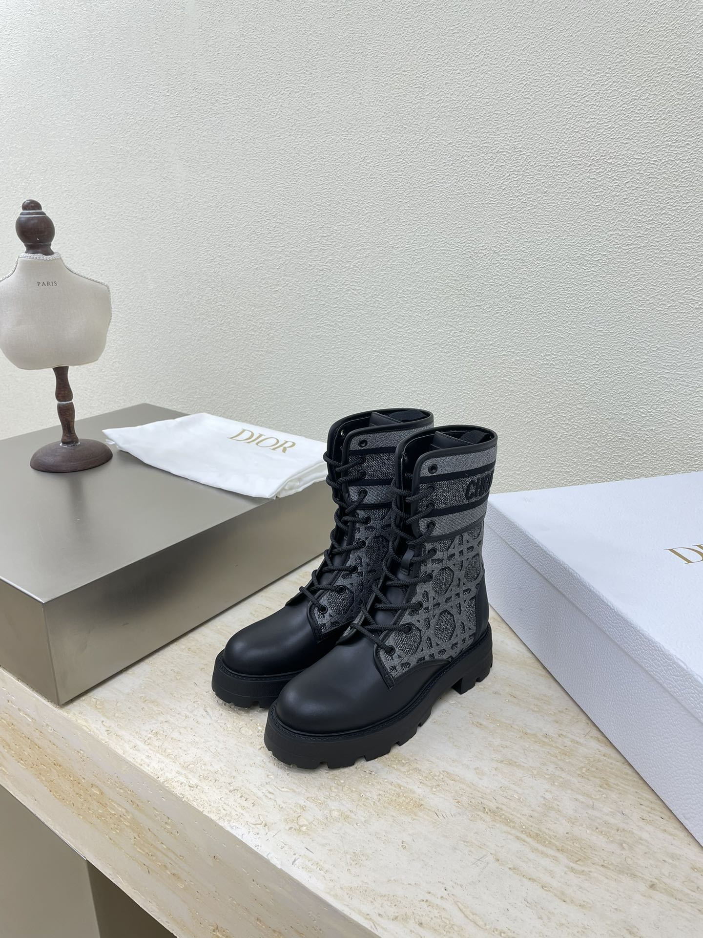 NO:459476,High-version Mary Jane Flat-soled CD Martin boots The original version is consistent, high-quality, edge, full texture, shoe shape upgraded to the ultimate foot feeling, super beautiful, indispensable fashion items this year D-DOLL series classic pearl accessories are fashionable and versatile, full of girlishness, and more joyful. Classic hand-embroidered series The original outsole is printed with brand logo, and the decoration is a little bit of hourly wear. Flat-soled soles are versatile. Sheepskin footbed and inner color choice Italian leather outsole Gilded Size 34 35 36 37 38 39 40 41 42 (34 40 41 42 Customized Size) With original packaging, boots, boots, mary jane, sheepskin, Leather soles19860909高版本 玛丽珍 平底CD 马丁靴 原版一致  高品 围边 质感满满 鞋型升级到极致脚感 超级美 今年必不可少的时尚单品 D-DOLL系列经典珍珠配饰时髦又百搭,少女感十足 欣喜不止一点点 经典手工刺绣系列  原版大底印有品牌logo,装饰搭配有一点点小时装.平底百搭.  羊皮垫脚和内里  颜色选择 意大利真皮大底 鎏金 码数34 35 36 37 38 39 40 41 42 （34 40 41 42定做码数） 配原版包装,靴子,boots,mary jane,sheepskin,Leather soles,Women's Shoes