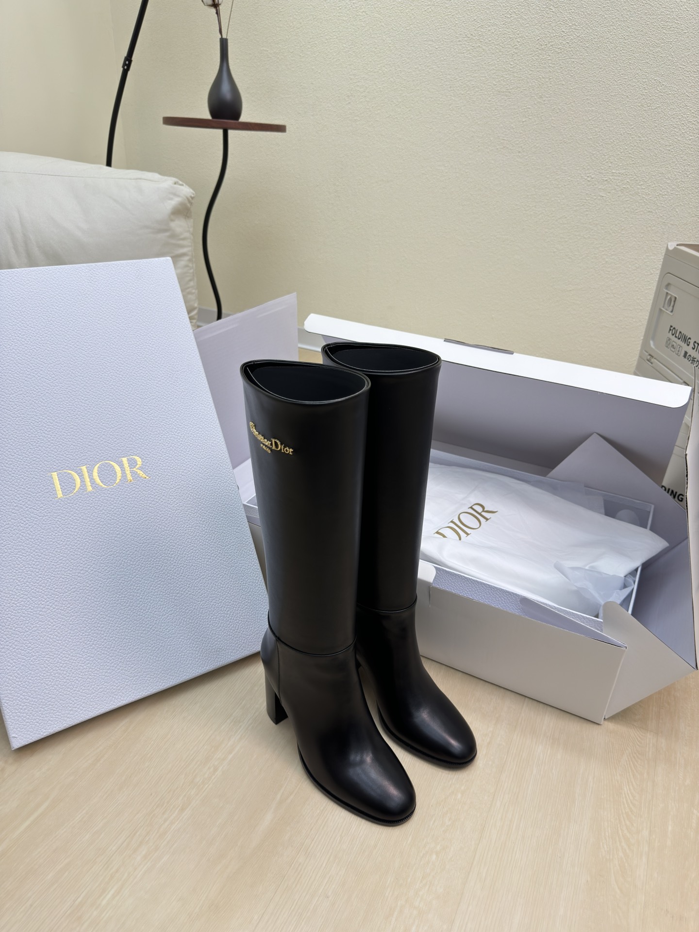 NO:459418,Ceiling level Gift box CD Medium heel High boots Original consistent High quality Shoe shape upgraded to the ultimate foot feeling Super beautiful This year's essential fashion items D-DOLL series classic pearl accessories are fashionable and versatile, full of girlishness, more joyful, Hardware inlay craftsmanship The original outsole is printed with brand logo, and the decoration is a little bit of hourly wear. Flat sole is versatile. Sheepskin footbed and inner color choice Italian leather outsole Gilded Size 34 35 36 37 38 39 40 41 (34 40 41 Customized Size) With original packaging, boots, boots, sheepskin, Leather soles19860909天花板级别 礼盒装 CD 中跟 高筒靴 原版一致  高品 质感满满 鞋型升级到极致脚感 超级美 今年必不可少的时尚单品 D-DOLL系列经典珍珠配饰时髦又百搭,少女感十足 欣喜不止一点点 五金镶嵌工艺  原版大底印有品牌logo,装饰搭配有一点点小时装.平底百搭.  羊皮垫脚和内里  颜色选择 意大利真皮大底 鎏金 码数34 35 36 37 38 39 40 41 （34 40 41 定做码数） 配原版包装,靴子,boots,sheepskin,Leather soles,Women's Shoes