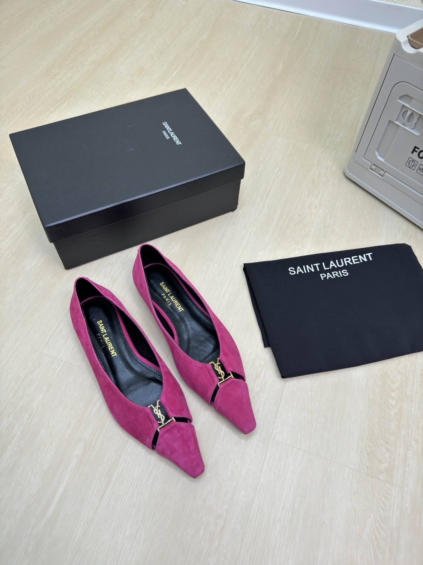 NO:407455,YSL flat sole empty logo Export classic Yvette Saint Laurent logo Flat shoes Rose red Sheep reverse velvet leather Poplar forest that understands women's hearts best Beautiful shoes that have no dead corners Support aura Noble temperament Imported sheepskin inner lining fits feet Comfort Italian imported leather outsole Size 35 36 37 38 39 40 41 42 (40 41 42 orders) With counter packaging, single shoes, saint laurent, saint laurent, saint laurent, saint laurent, flats, sheepskin, Leather soles19860909YSL平底后空 logo 外销经典 Yvette Saint Laurent圣罗兰logo 平底鞋 玫红色 羊反绒皮 最懂女人心的杨树林 无死角的美鞋 撑起气场 气质高贵 进口羊皮内里 贴脚 舒适 意大利进口真皮大底  码数35 36 37 38 39 40 41 42（40 41 42订） 配专柜包装,单鞋,saint laurent,saint laurent,saint laurent,flats,sheepskin,Leather soles,Women's Shoes